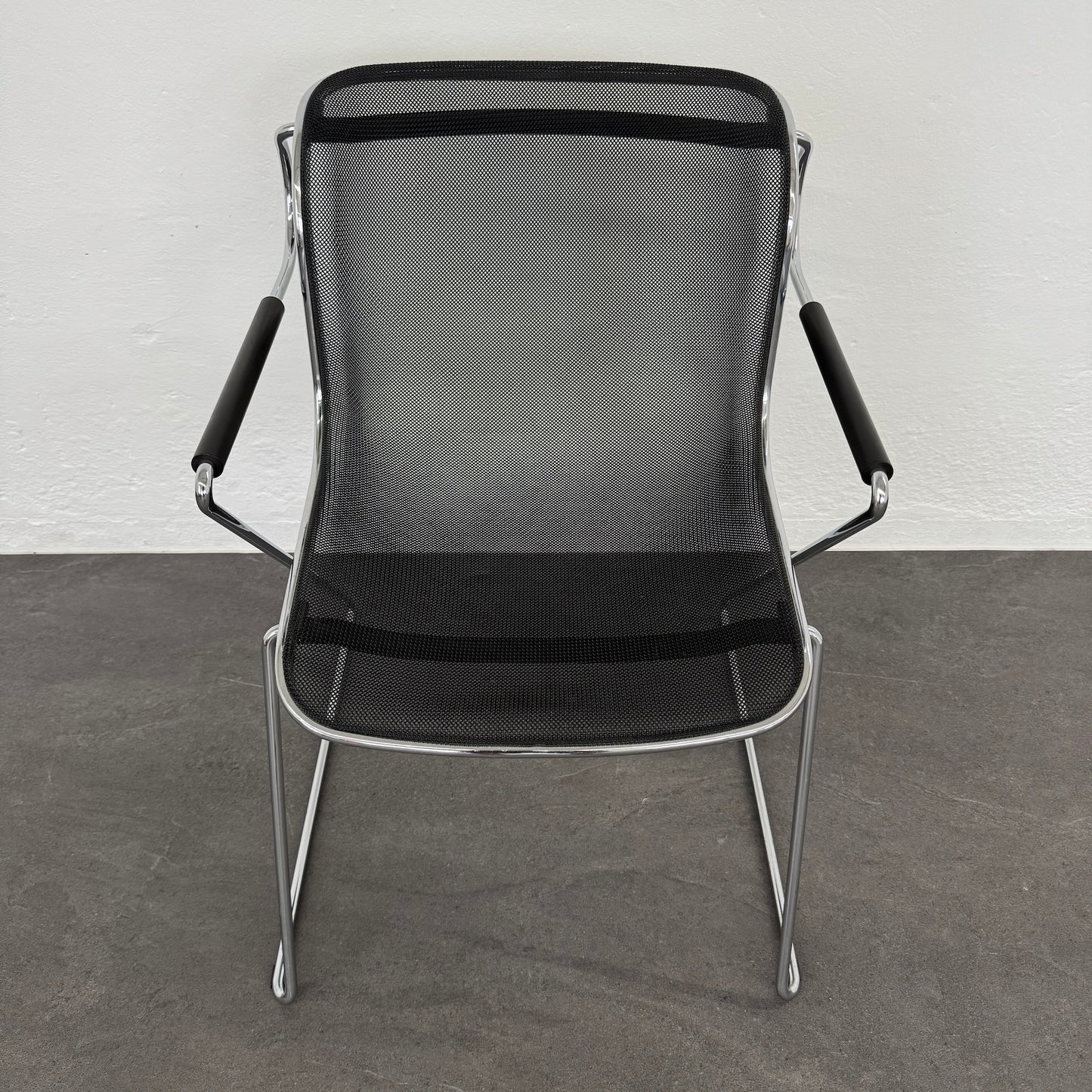 Top Design Caliente Freischwinger mit schwarzer Sitzfläche