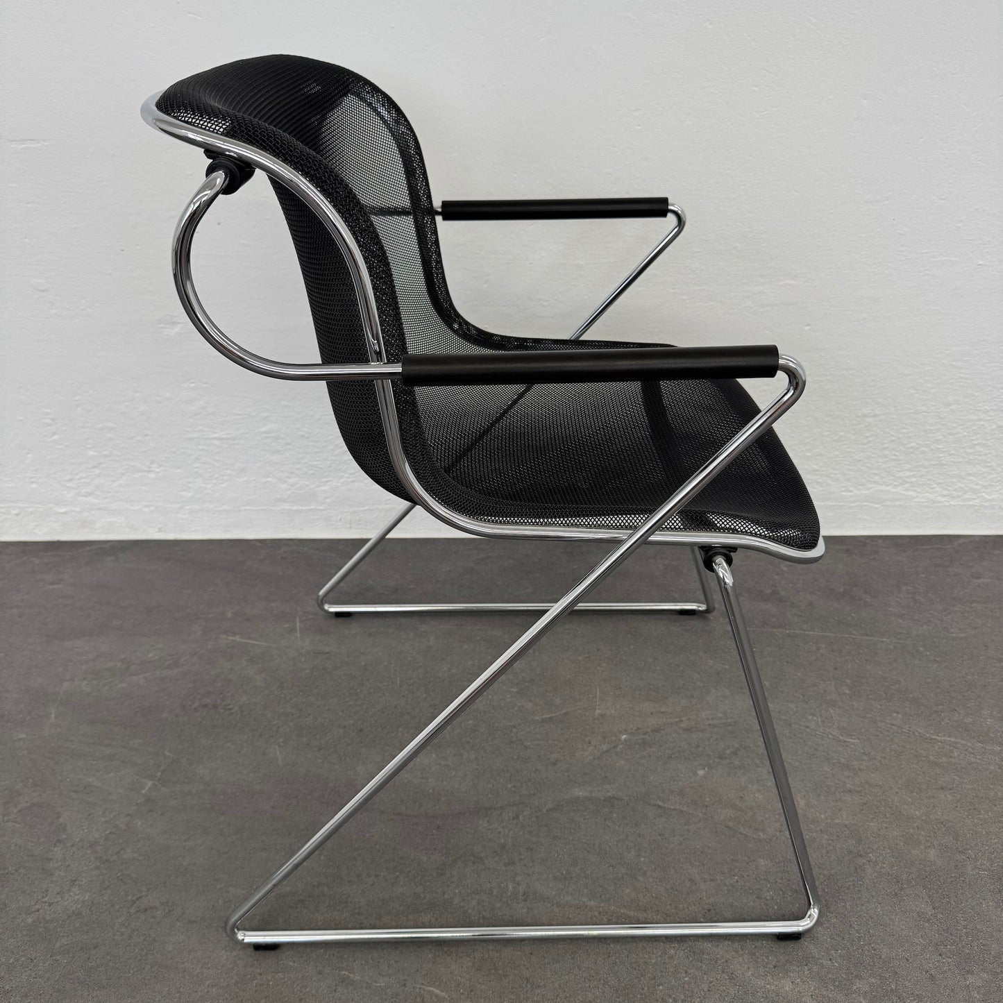 Top Design Caliente Freischwinger seitliche Ansicht