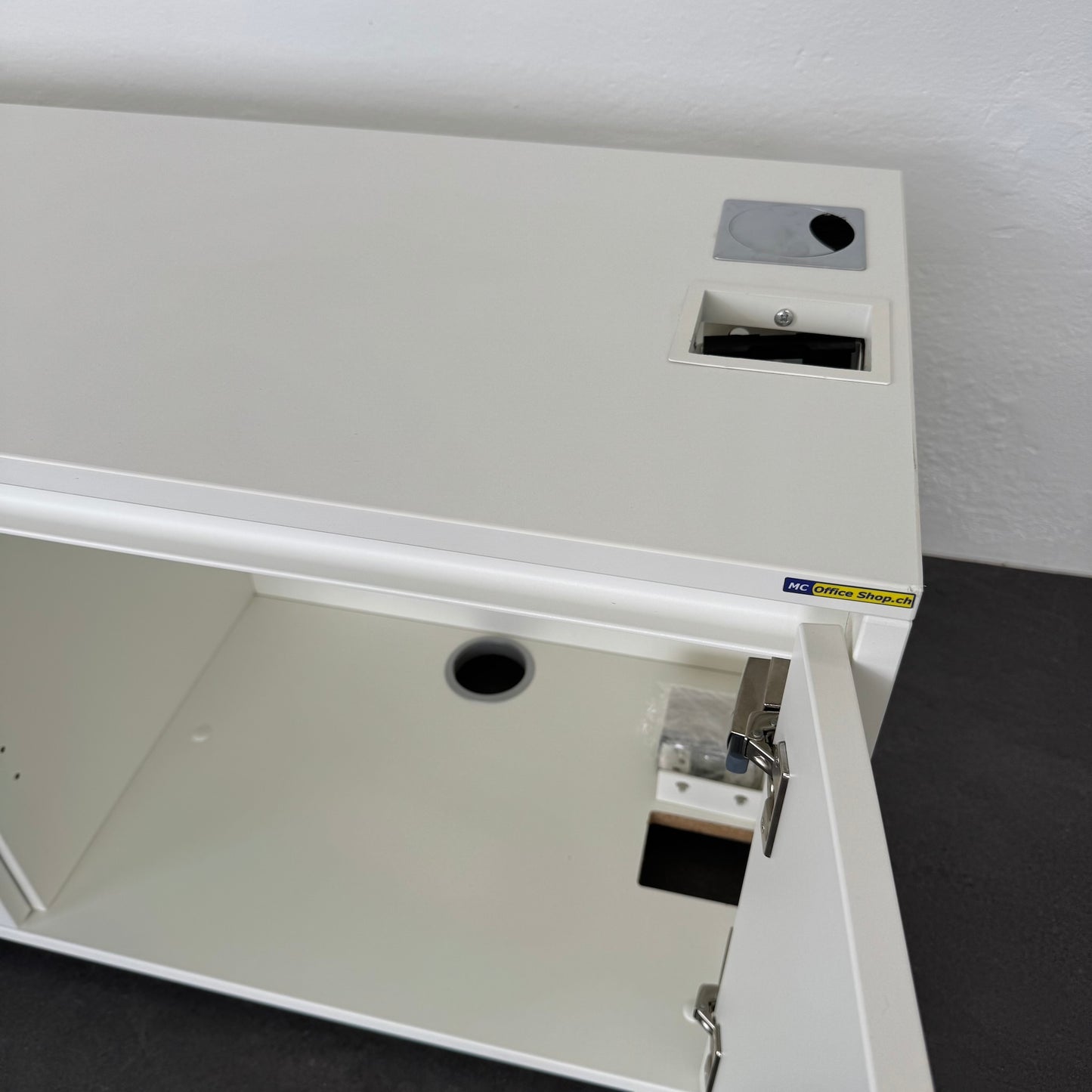 Palmberg Select Sideboard Detailfoto Verkabelungsausschnitt