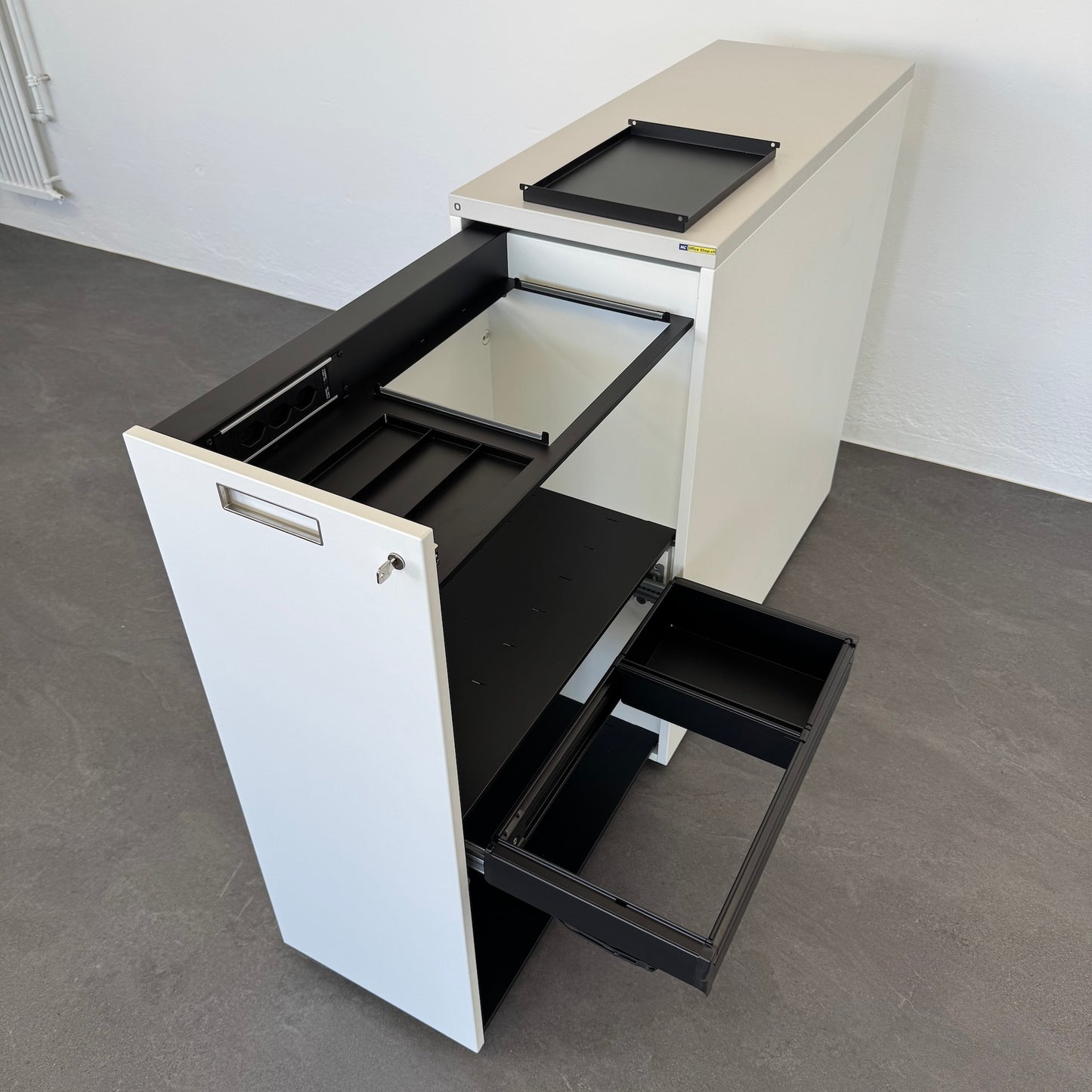 Lista Office D1 Apothekerschrank mit HR-Auszug offen