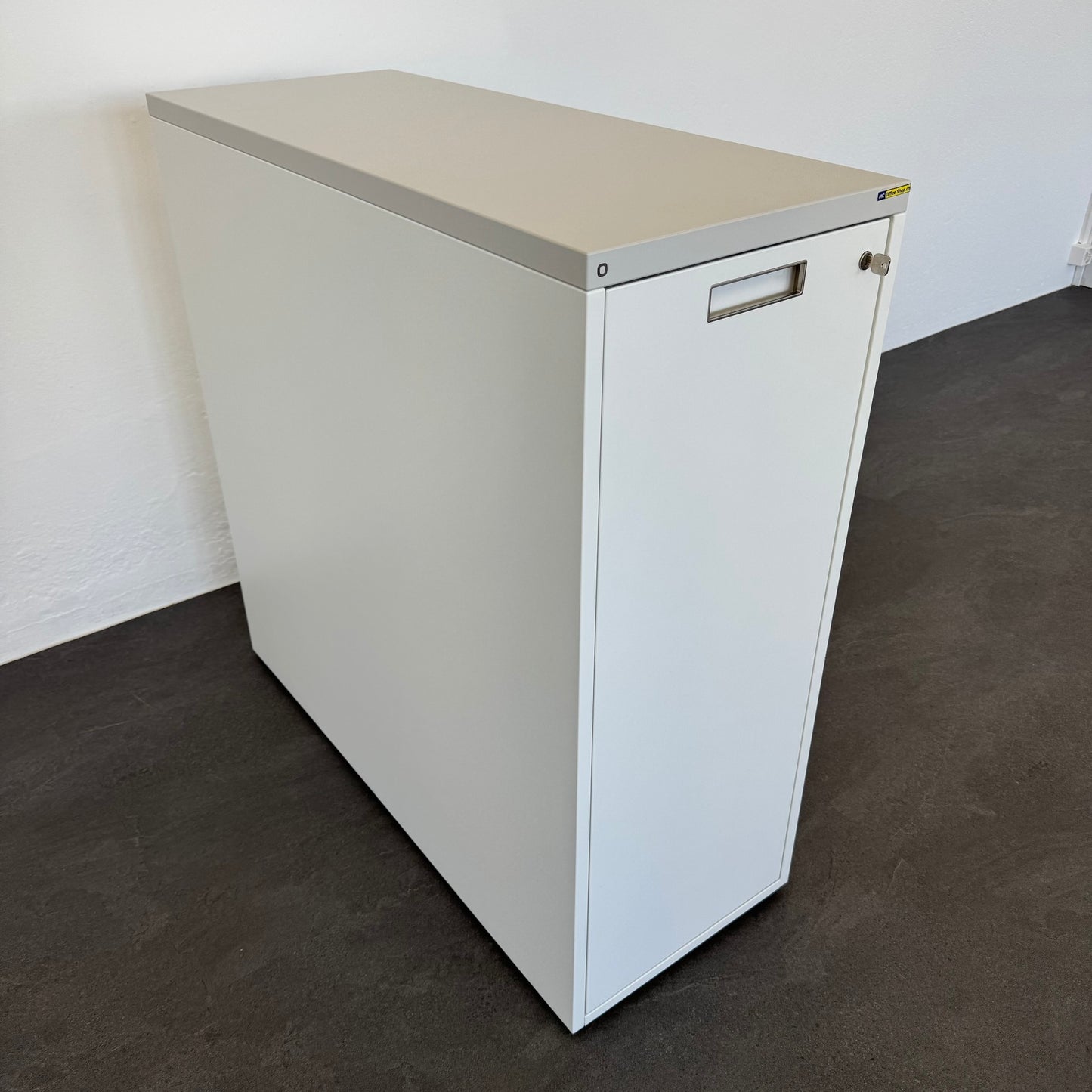 Lista Office D1 Apothekerschrank geschlossen Ansicht von links