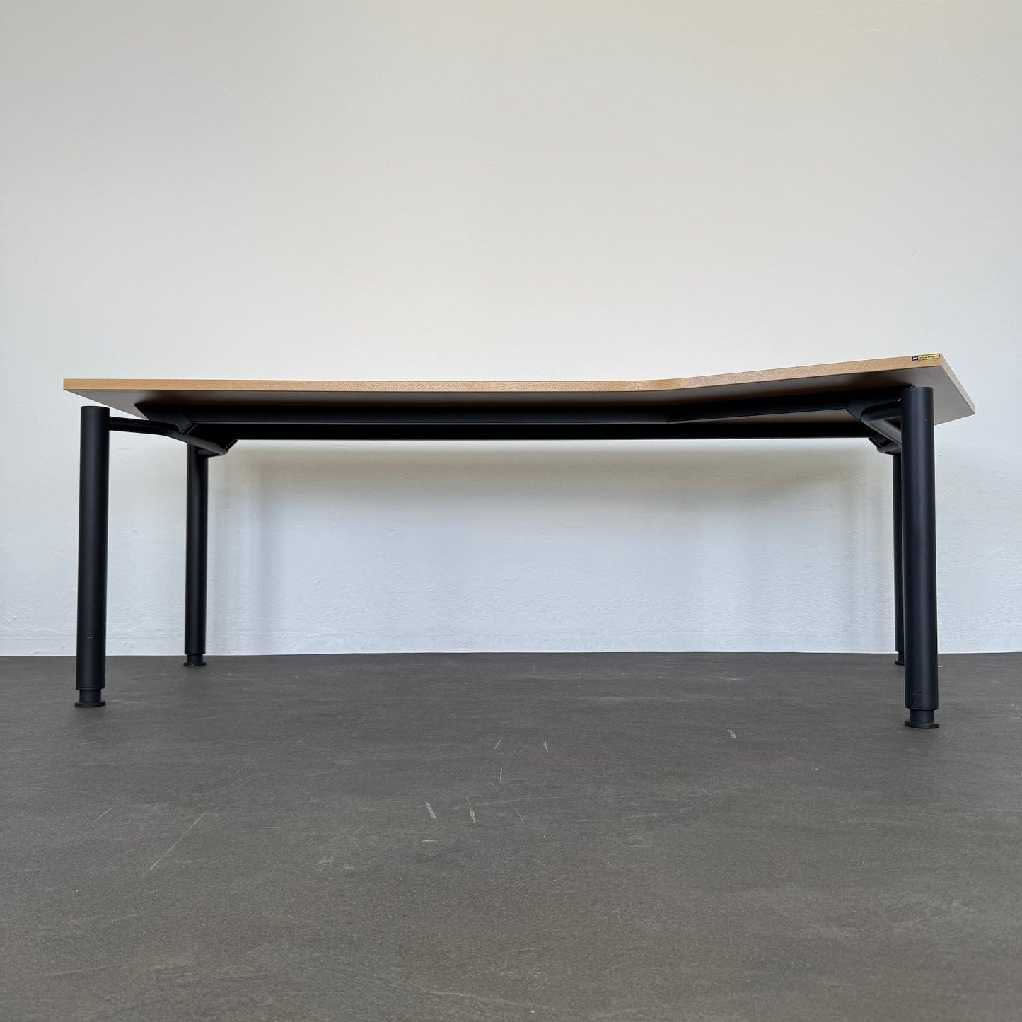Gesika Lim Schreibtisch Freiform Ansicht von unten