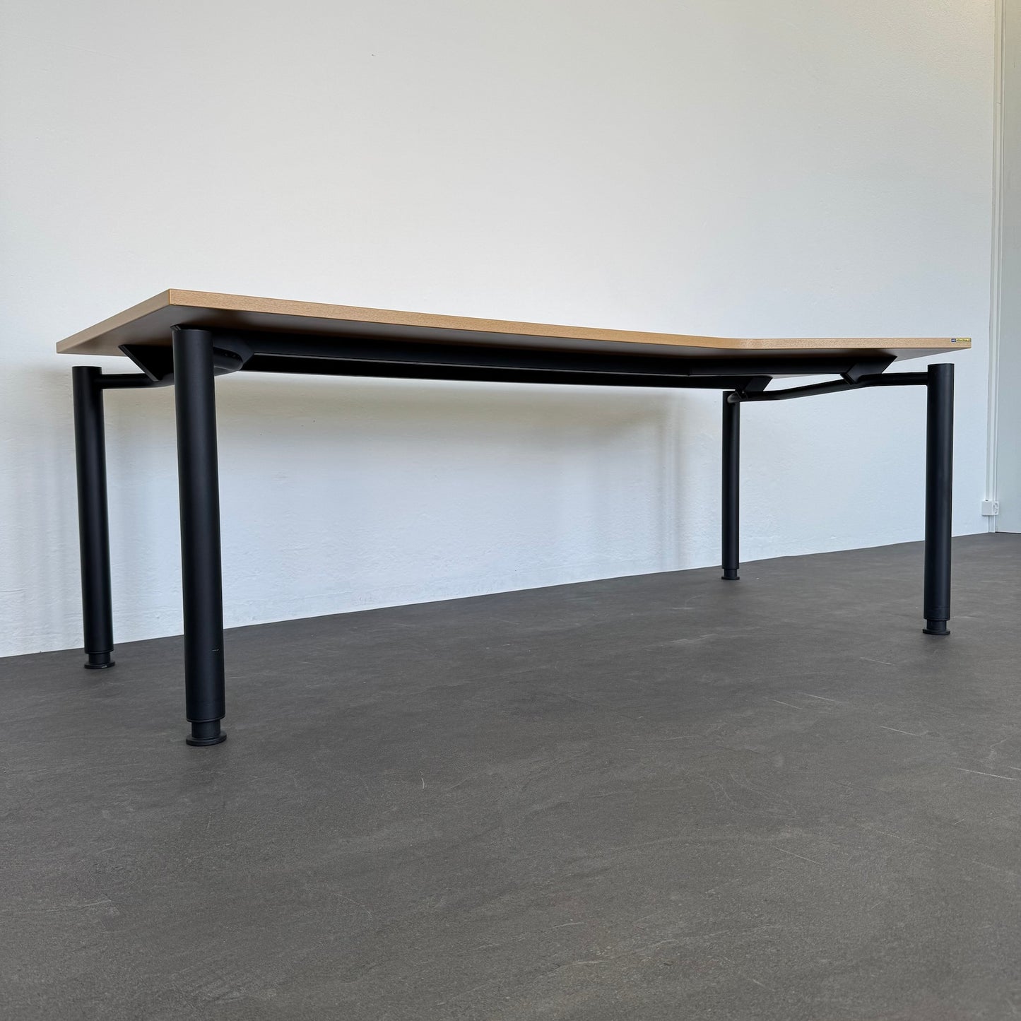 Gesika Lim Schreibtisch Freiform Ansicht von der Seite