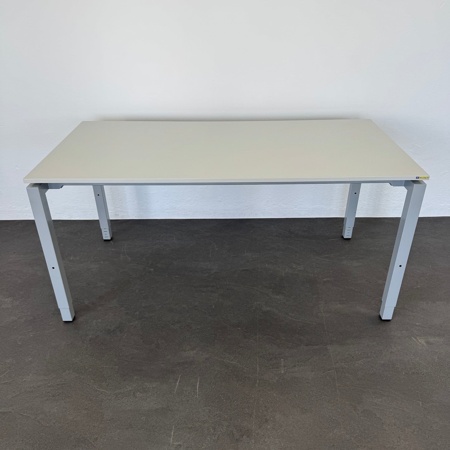 Ergodata Line Desk Schreibtisch mit Spanplatte Lichtgrau