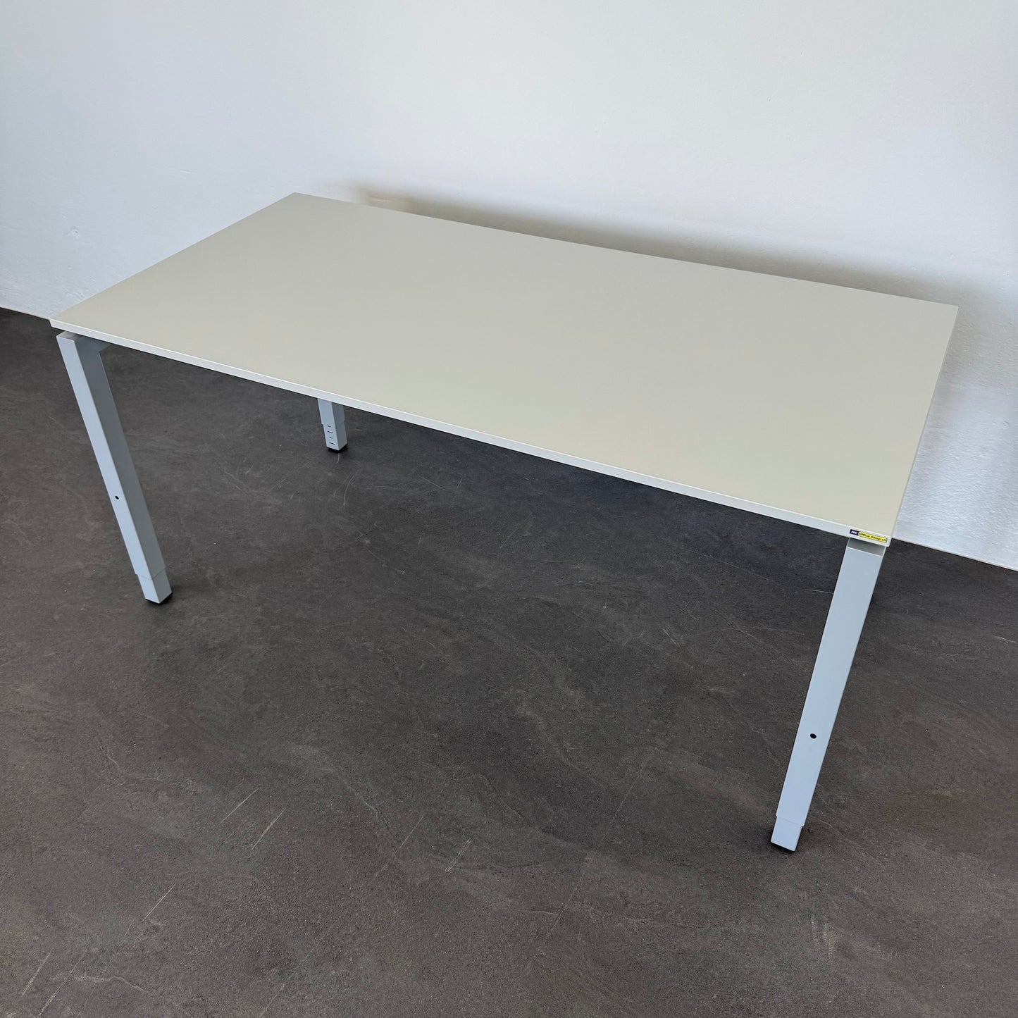 Ergodata Line Desk Schreibtisch mit Rasterhöhenverstellung