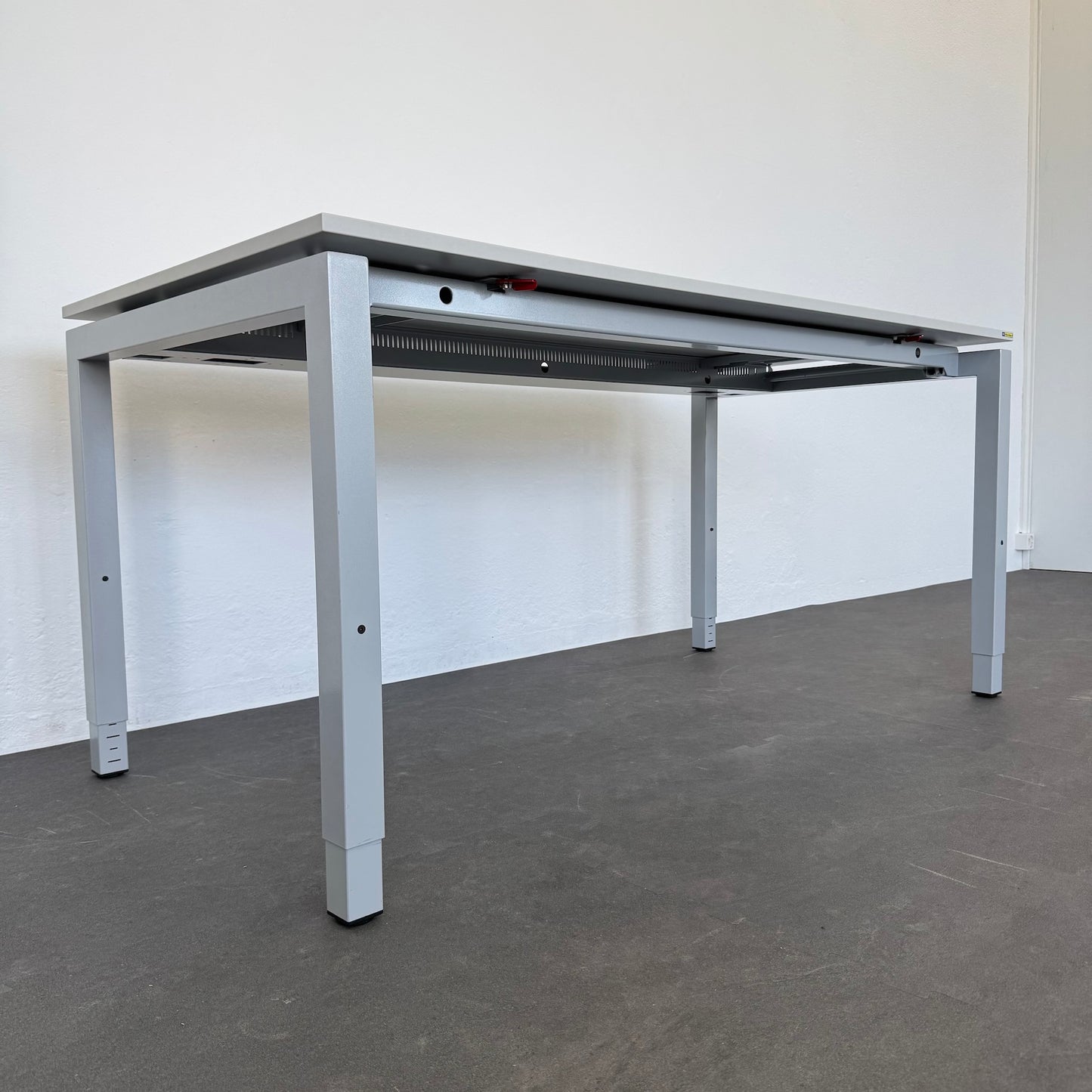 Ergodata Line Desk Schreibtisch mit Gestell in Silbergrau