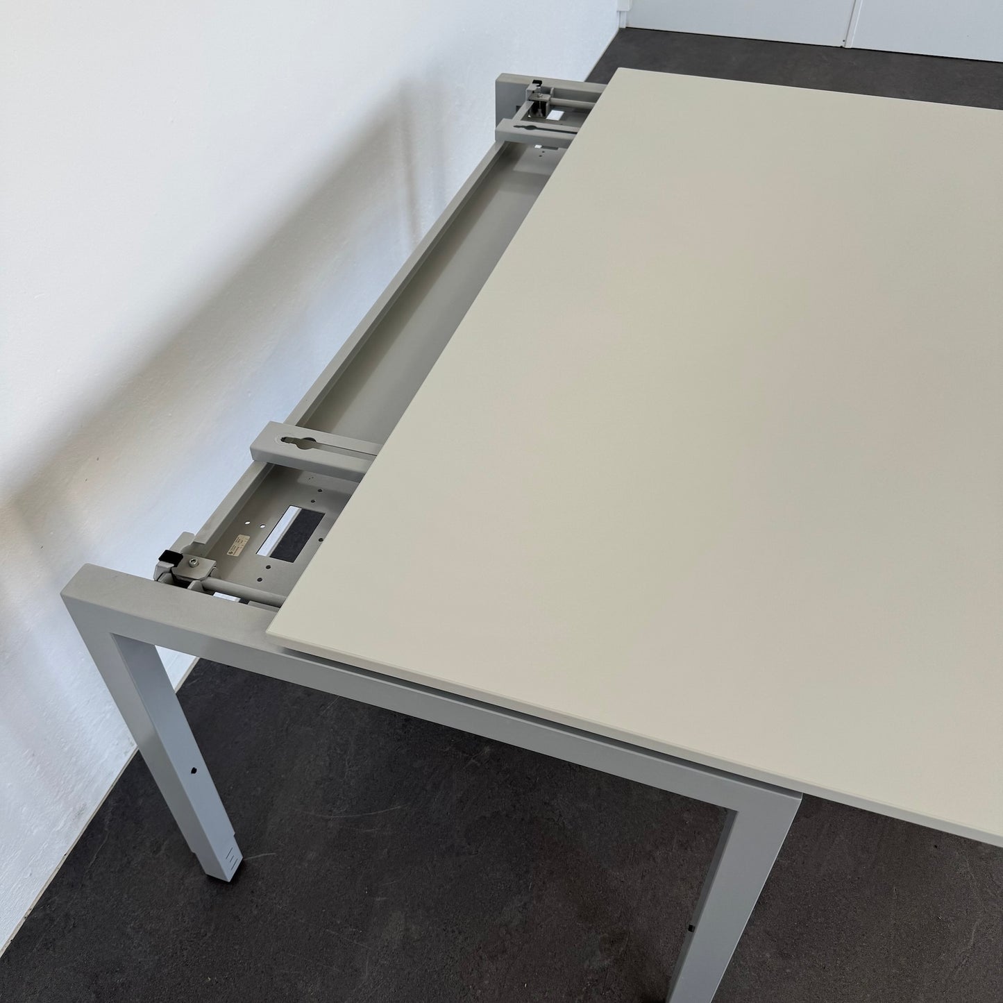 Ergodata Line Desk Schreibtisch Detailfoto des Kabelkanals