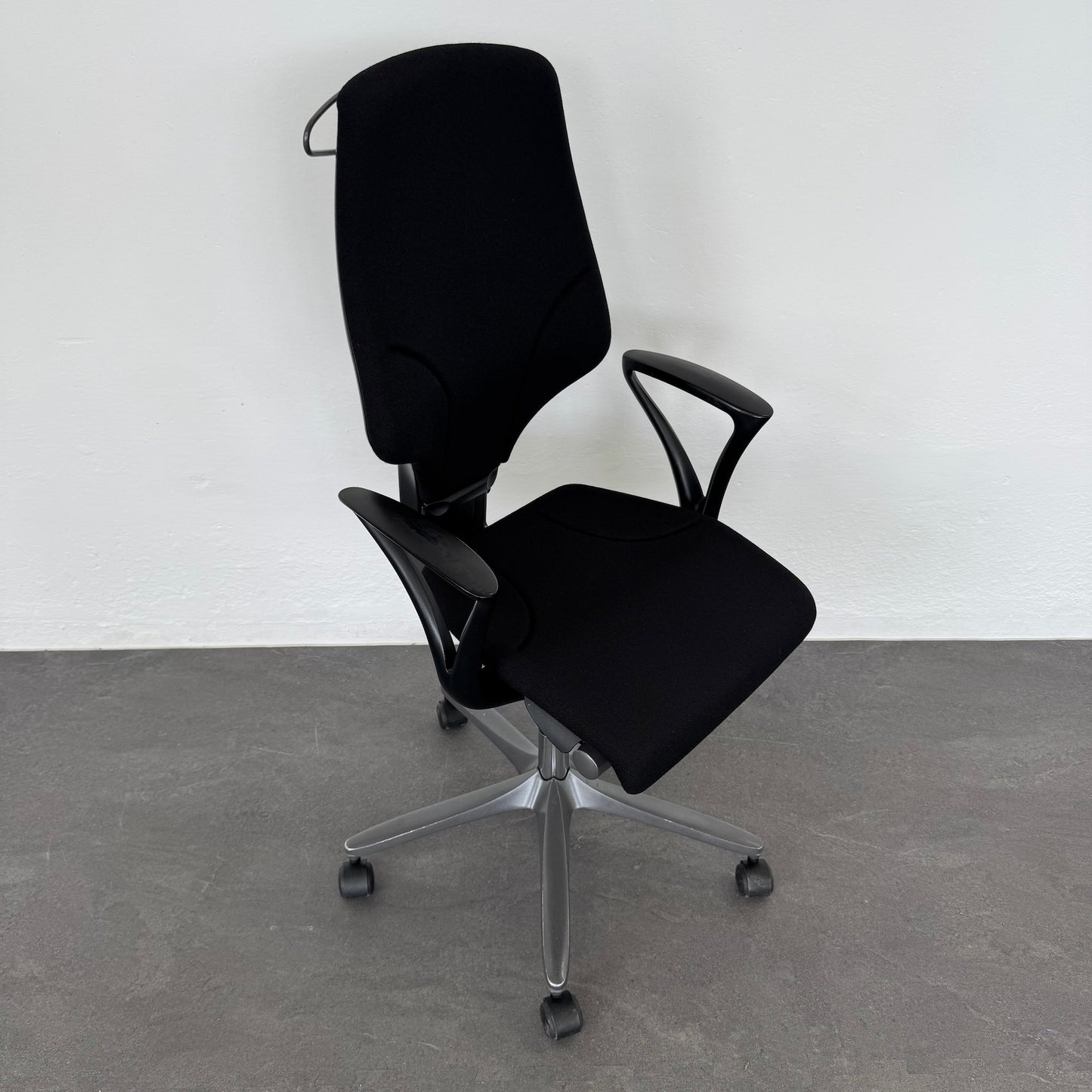 Giroflex G64 Bürodrehstuhl mit Armlehnen und Kleiderbügel