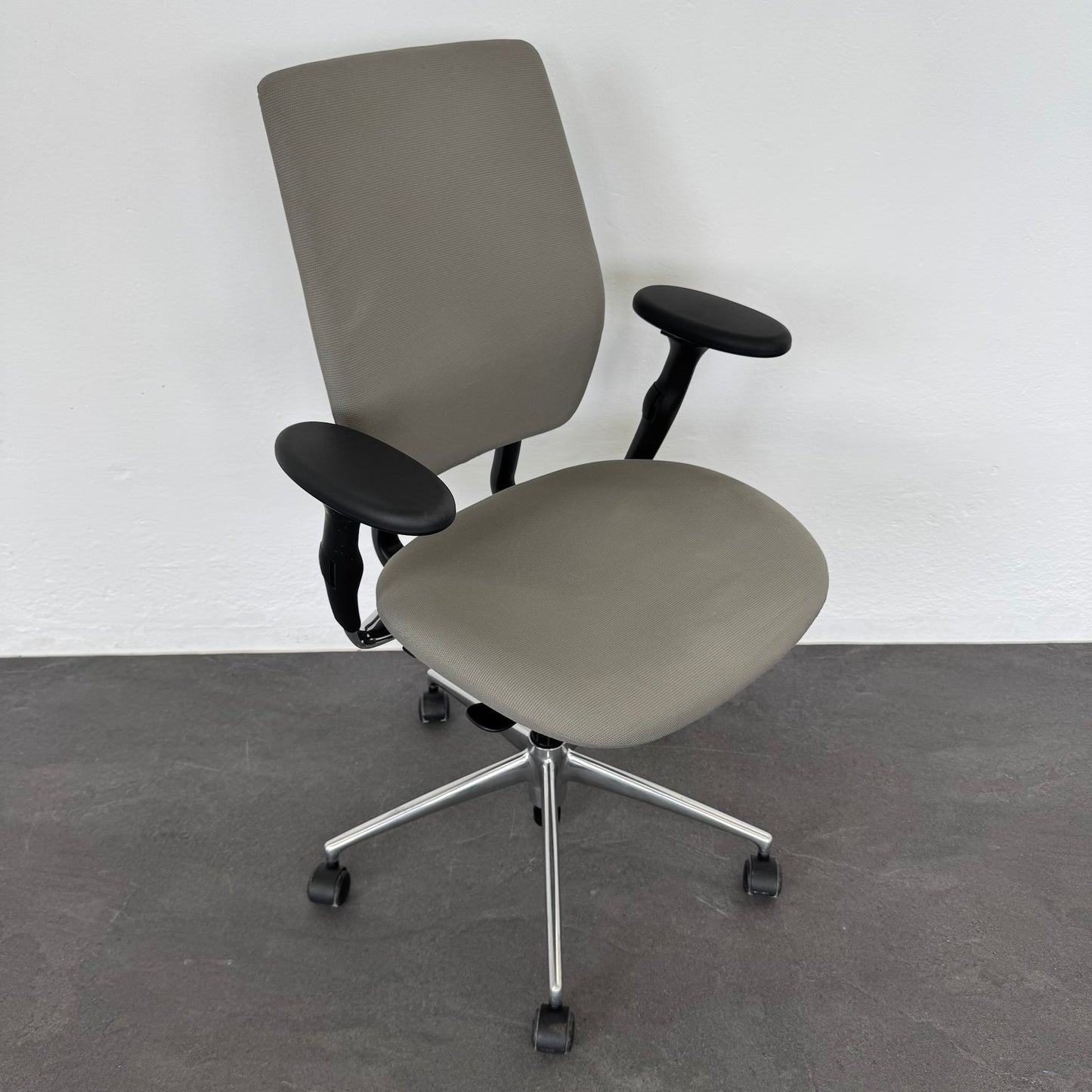 Vitra Oson Chair Bürodrehstuhl mit Armlehnen