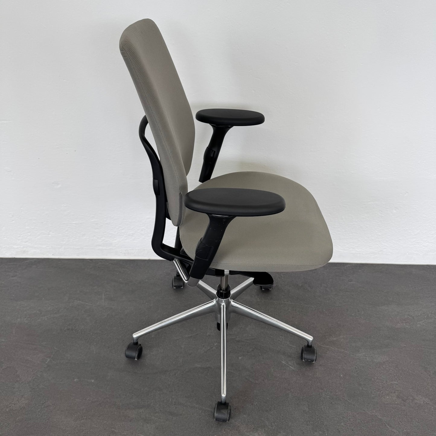 Vitra Oson Chair Bürodrehstuhl seitliche Ansicht