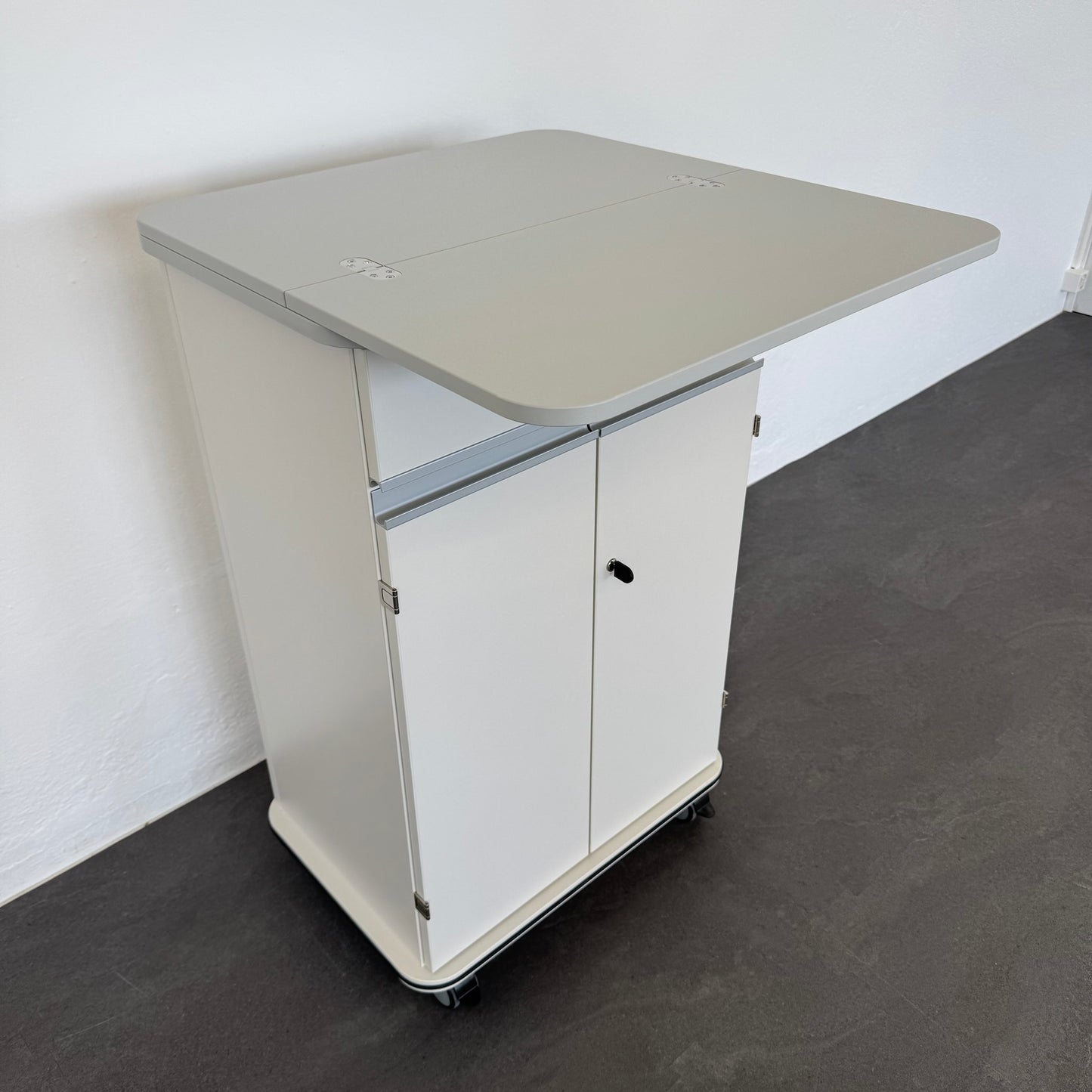 Haworth New City Maxi Caddy mit aufgeklapptem Deckblatt