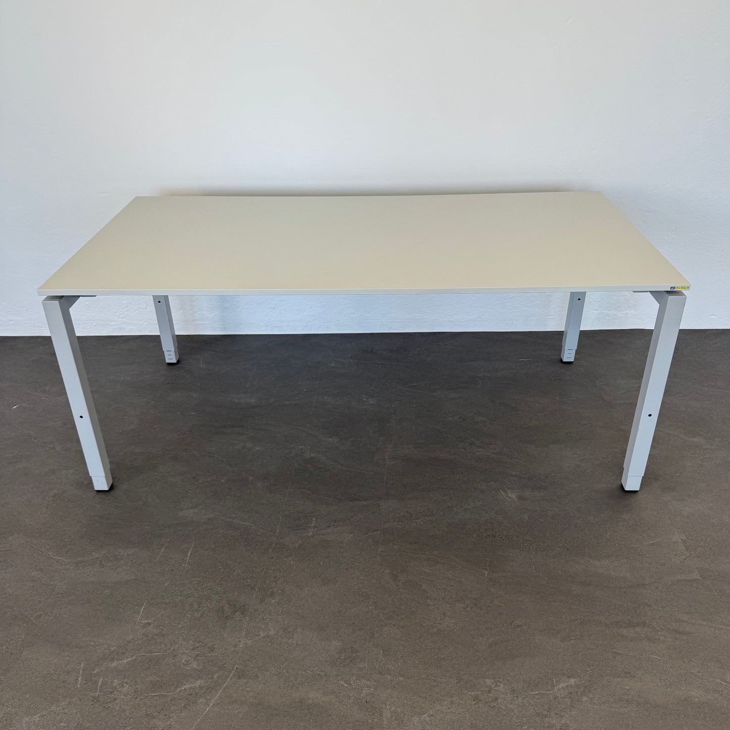 Ergodata Line Desk Schreibtisch Spanplatte Lichtgrau
