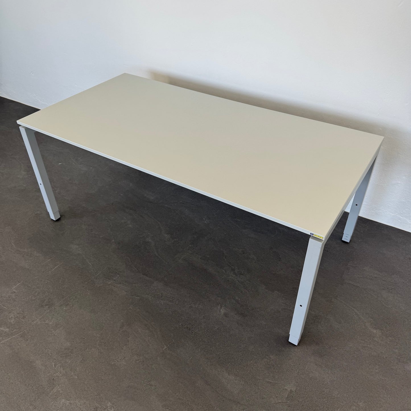 Ergodata Line Desk Schreibtisch höhenverstellbar von 680-820mm