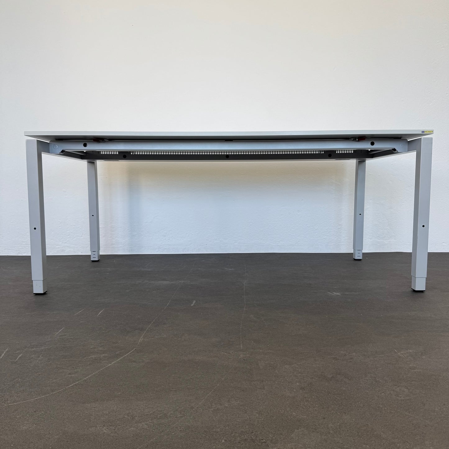 Ergodata Line Desk Schreibtisch mit Gestell in Silbergrau
