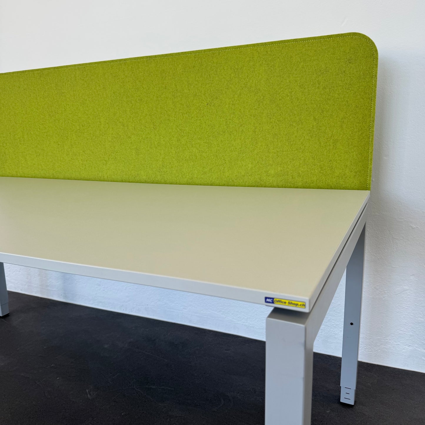 Ergodata Line Desk Schreibtisch mit Gestell in Silbergrau