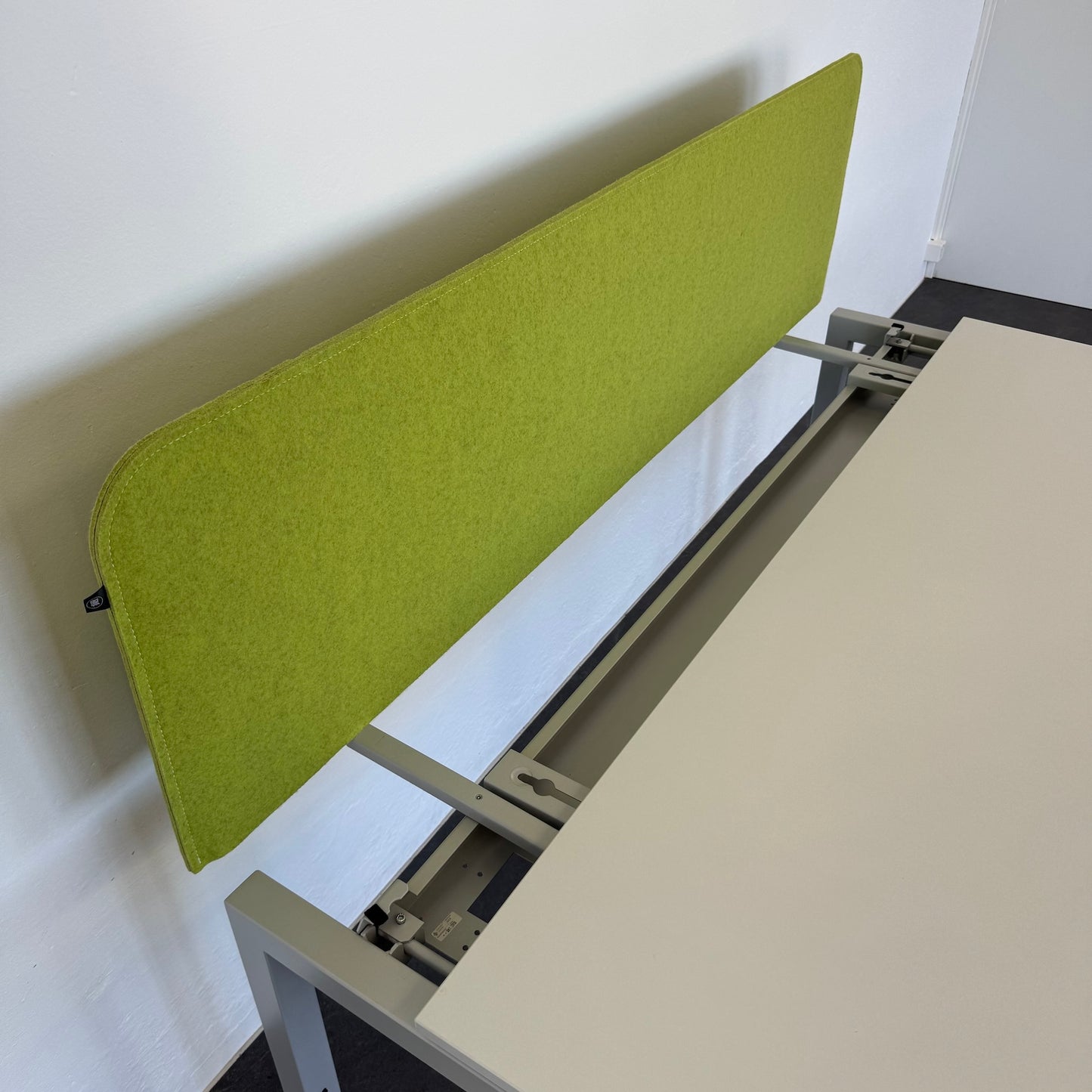 Ergodata Line Desk Schreibtisch Detailfoto Kabelkanal