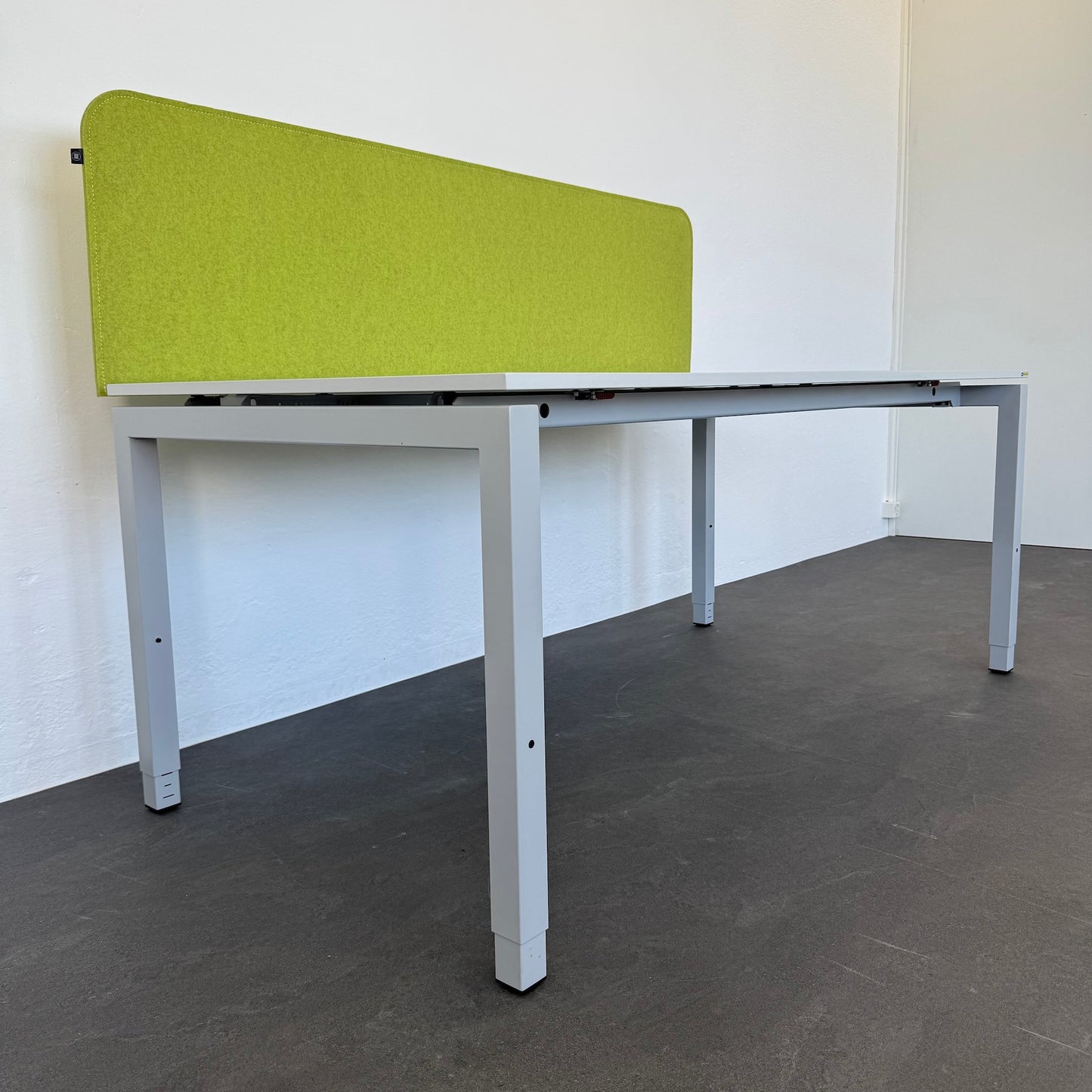 Ergodata Line Desk Schreibtisch Ansicht von der Seite