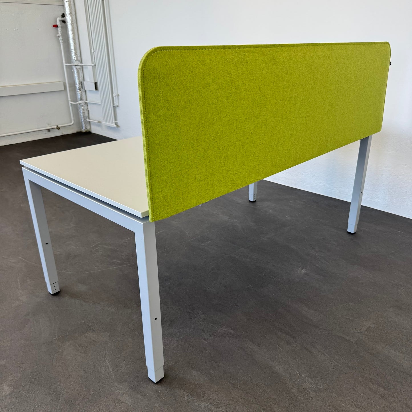 Ergodata Line Desk Schreibtisch Ansicht Schallschutzwand