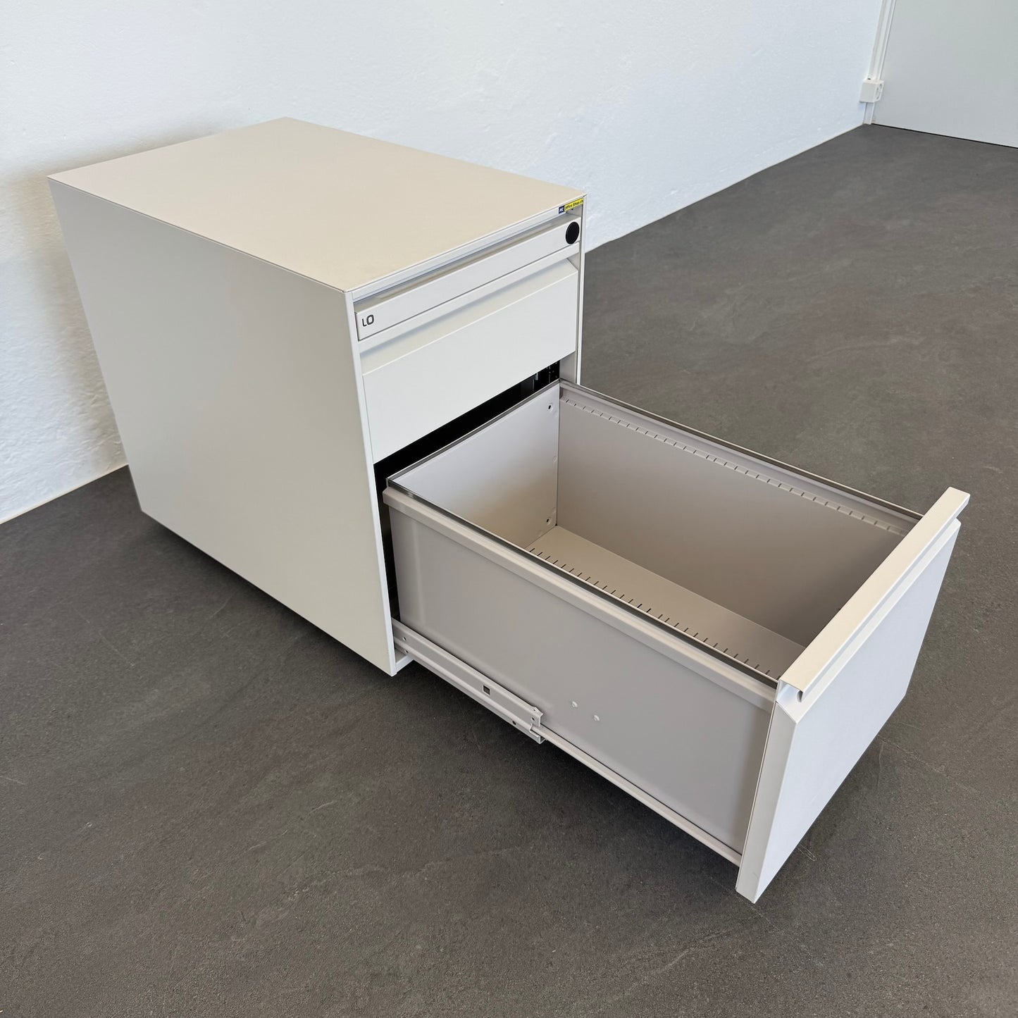 Lista Office Serie L Roll-Korpus mit HR-Auszug offen