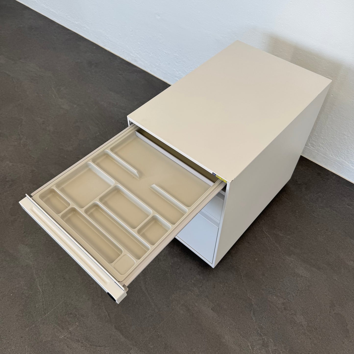 Lista Office Serie L Roll-Korpus mit Materialschale offen