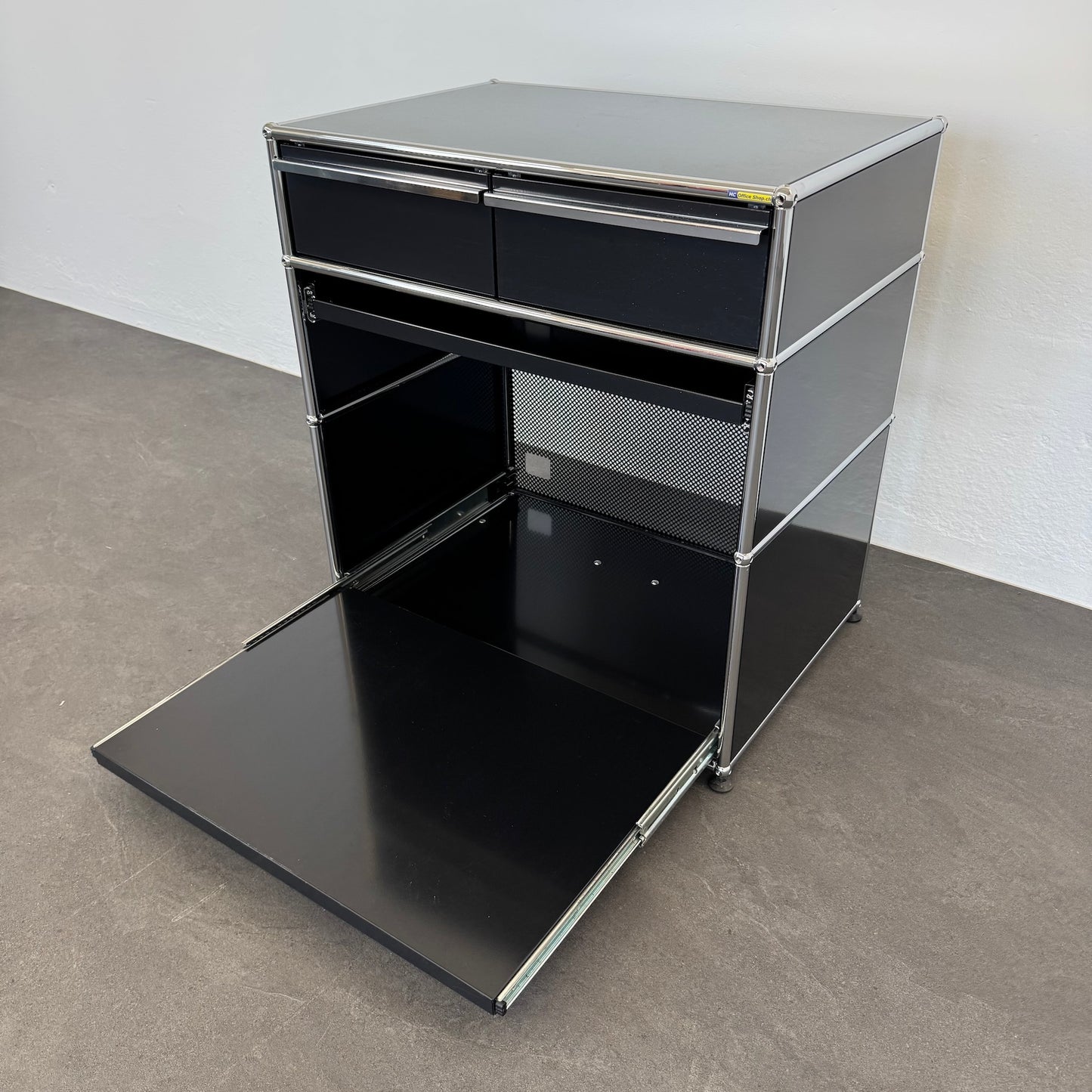 USM Haller Classic Sideboard Detailansicht Auszugstablar unten