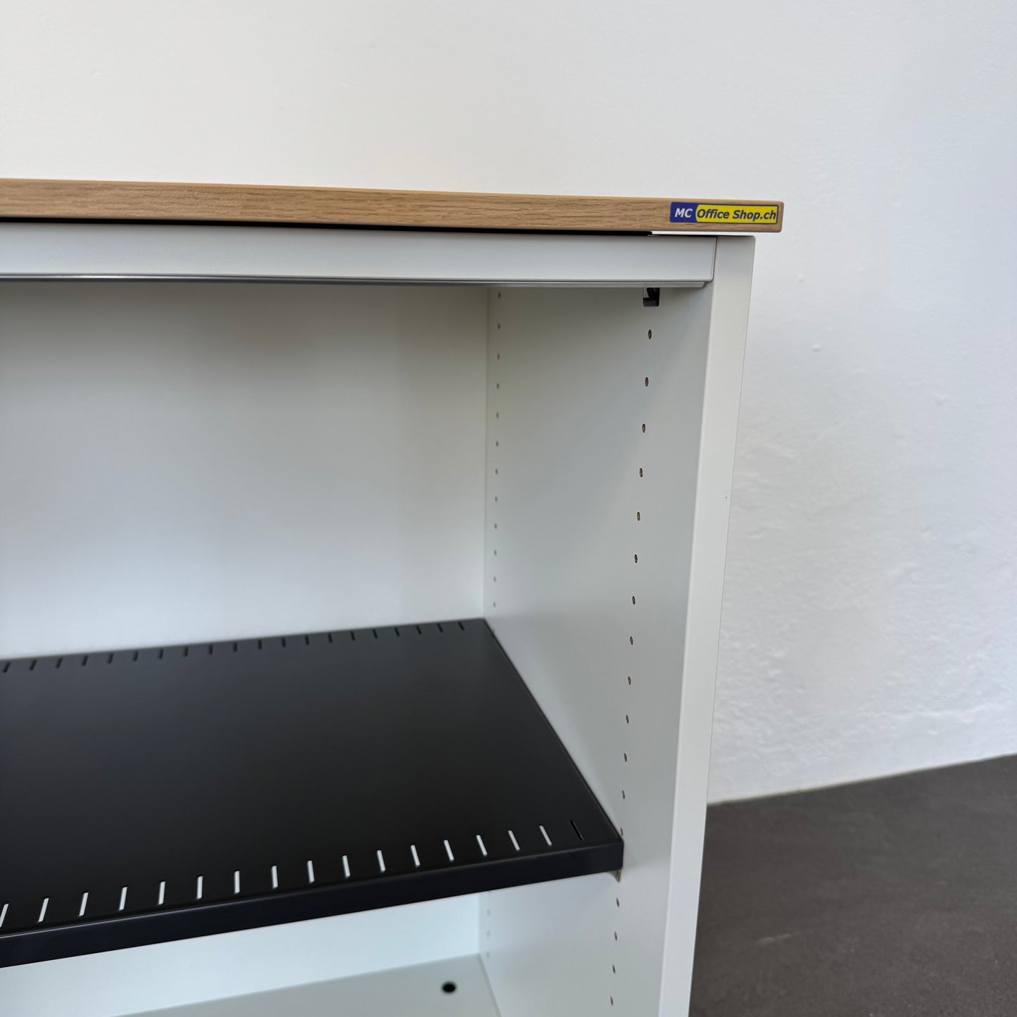 König + Neurath ACTA Classic Schiebetür-Aktenschrank Detailfoto rechts oben