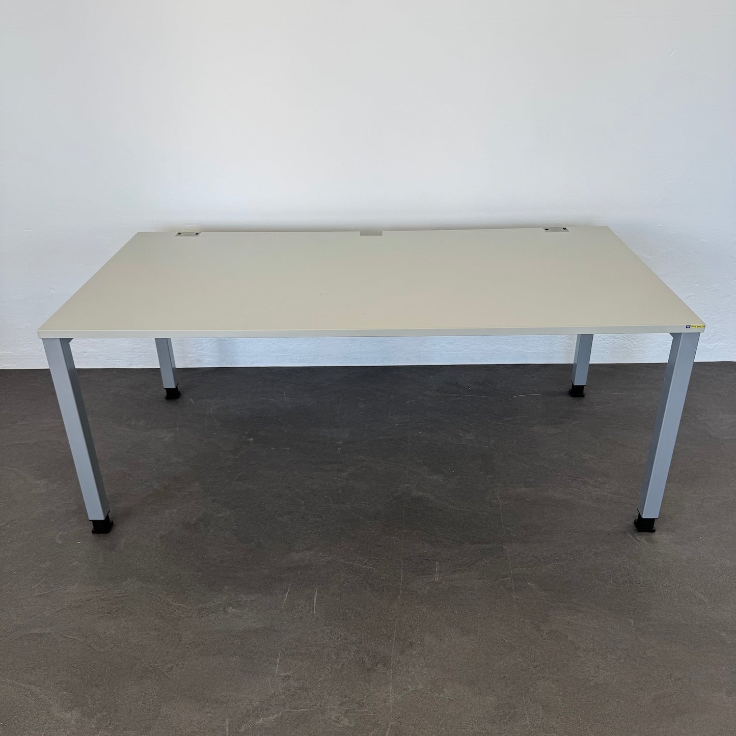 König + Neurath BASIC.4 Schreibtisch Spanplatte Lichtgrau