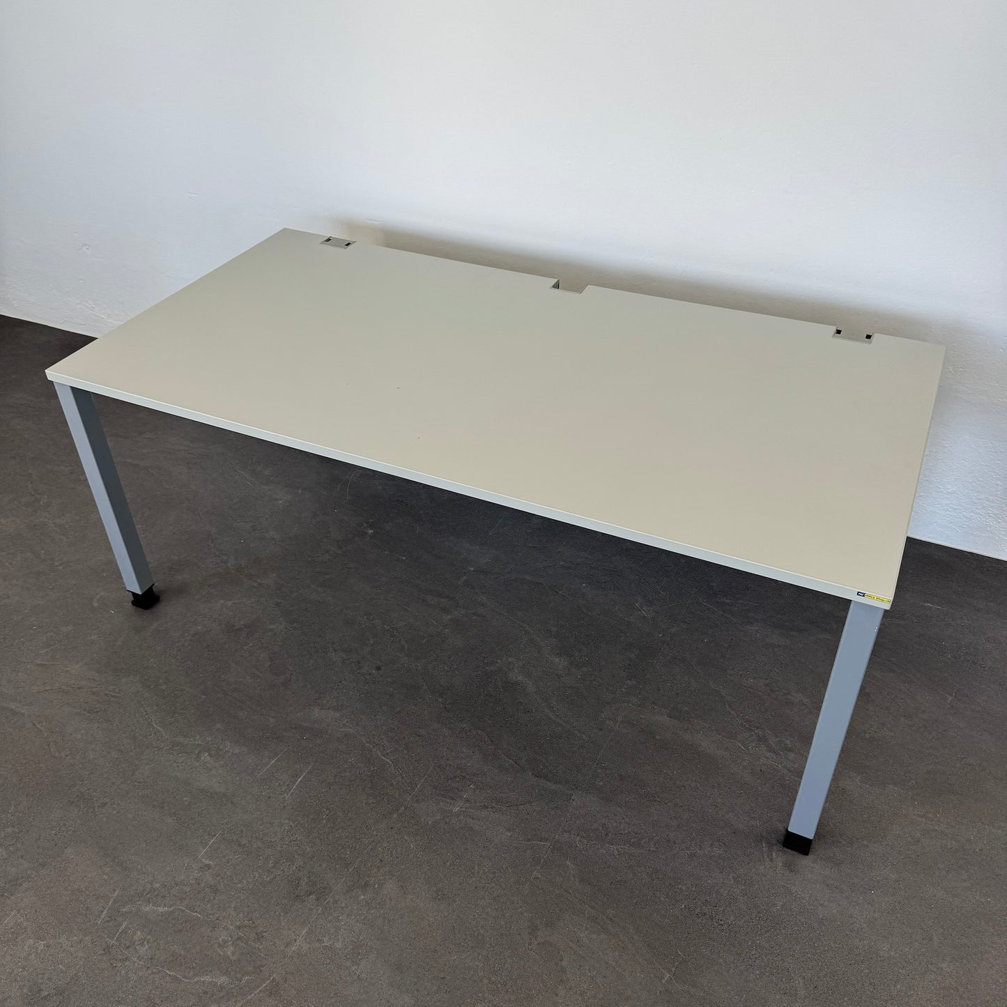 König + Neurath BASIC.4 Schreibtisch mit Gestell silbergrau