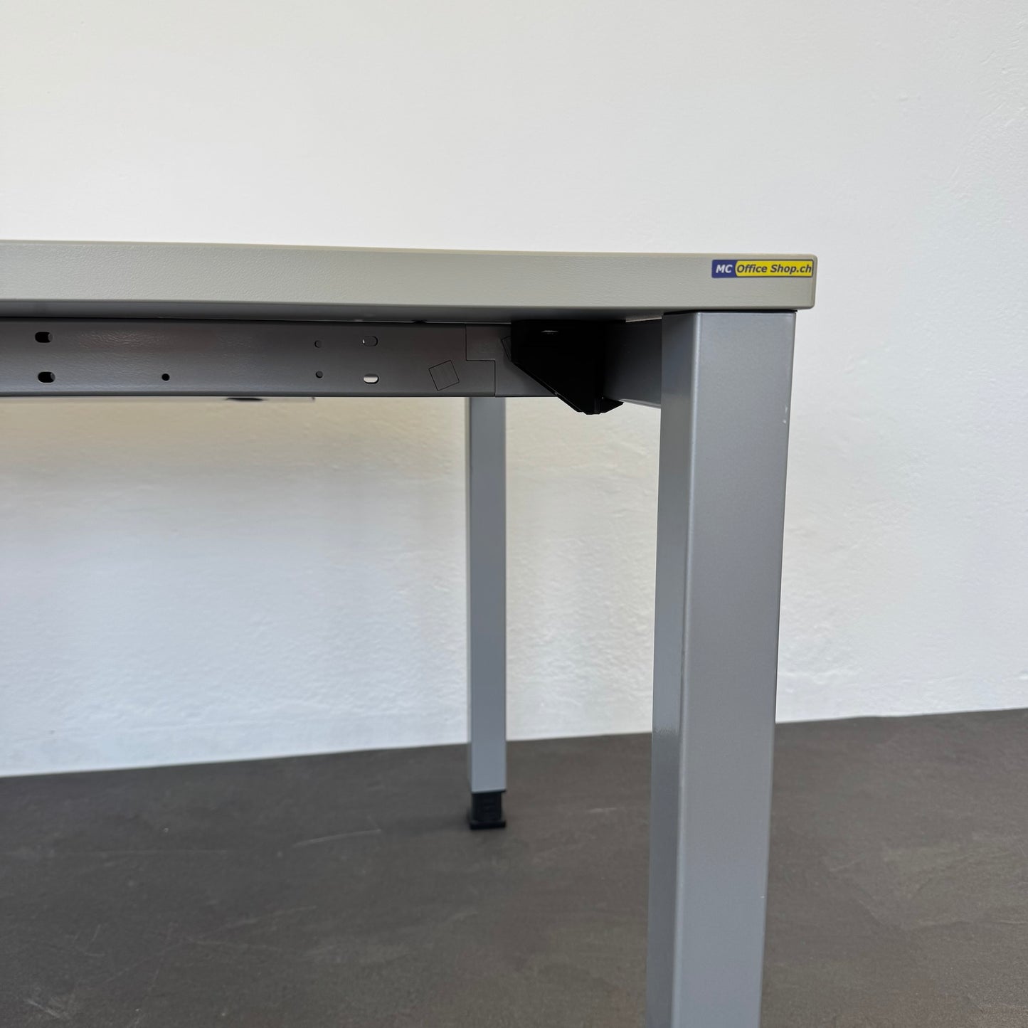 König + Neurath BASIC.4 Schreibtisch Detailfoto ecke rechts