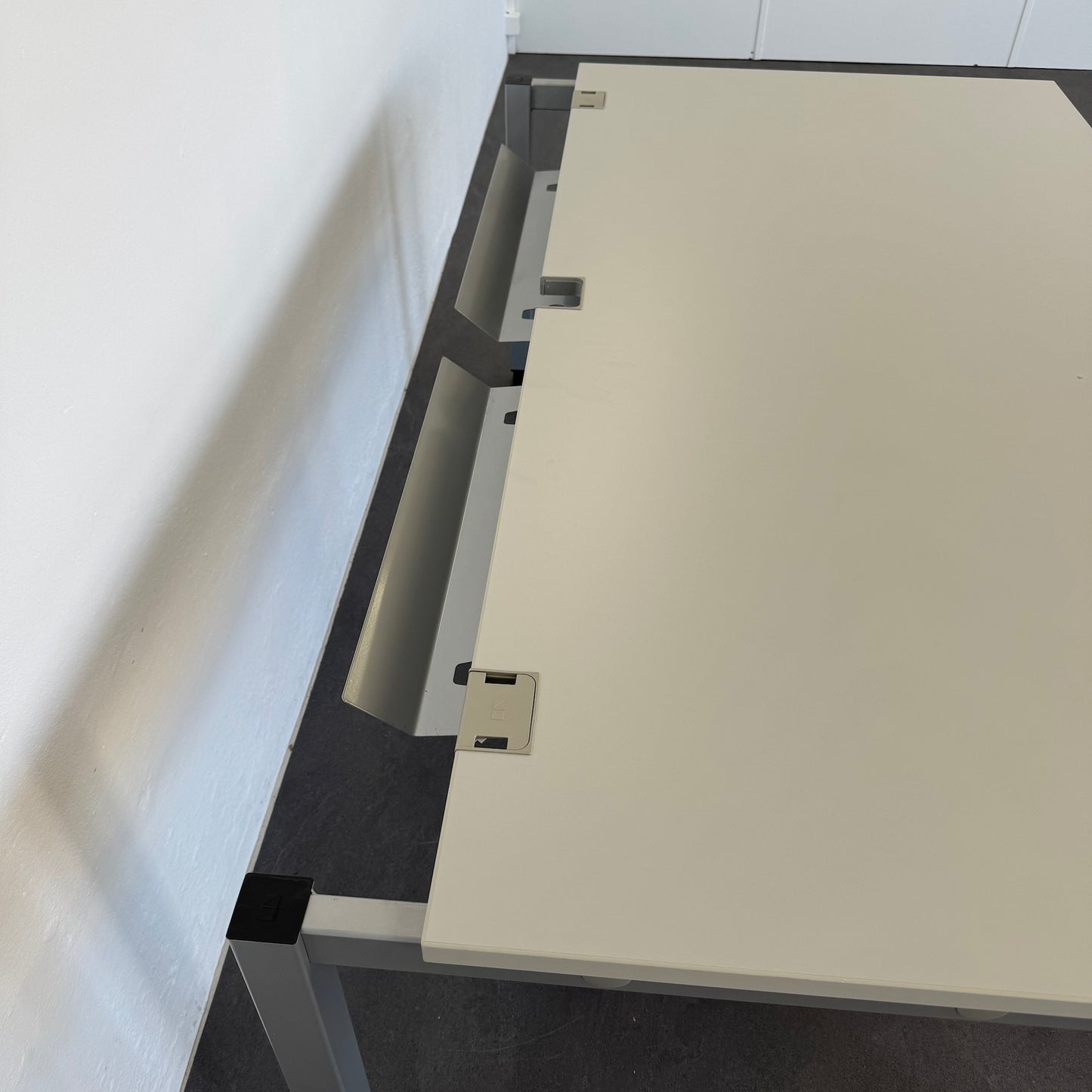 König + Neurath BASIC.4 Schreibtisch Detailfoto Kabelkanal