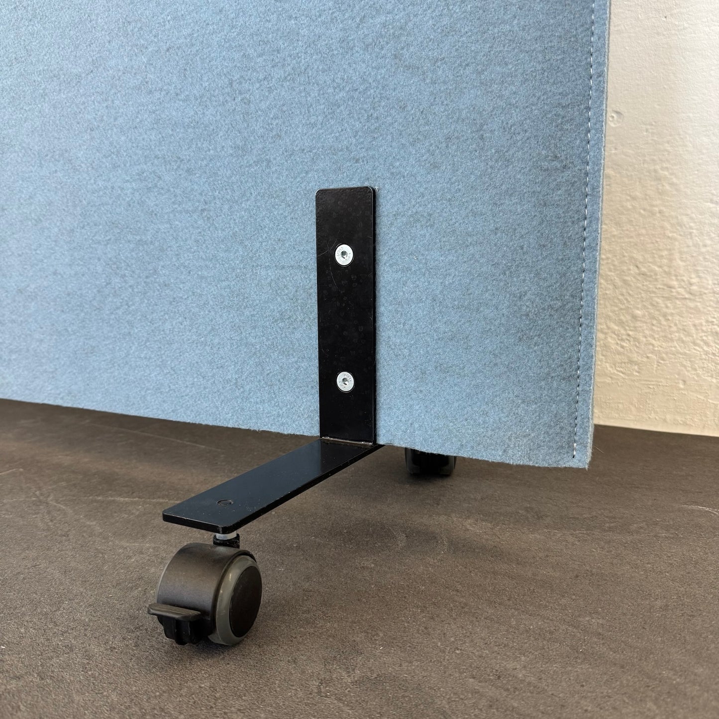 BuzziFree Akustiktrennwand Detailansicht Fuss mit Rollen