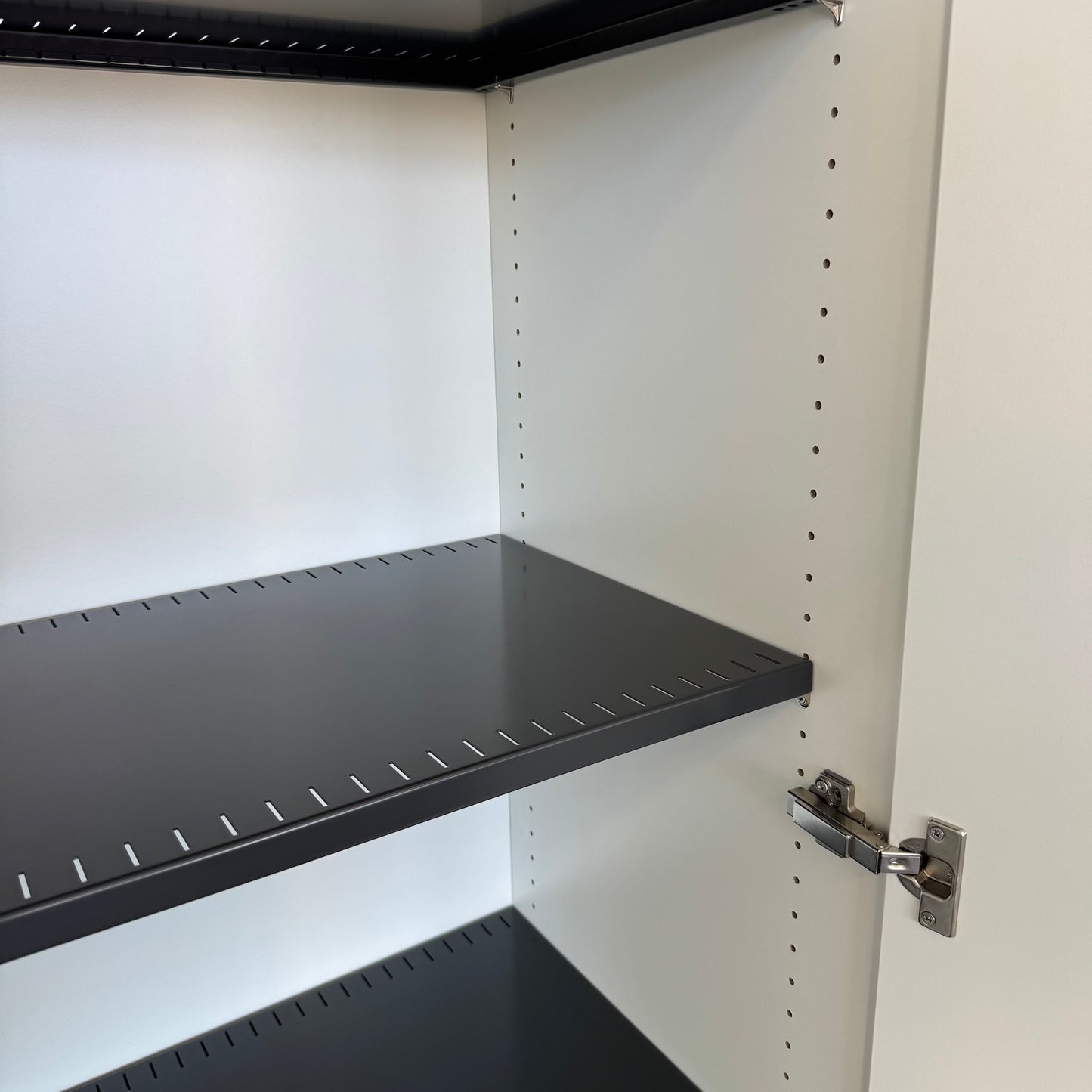 König + Neurath ACTA Classic Flügeltür-Aktenschrank Spanplatte Weiss