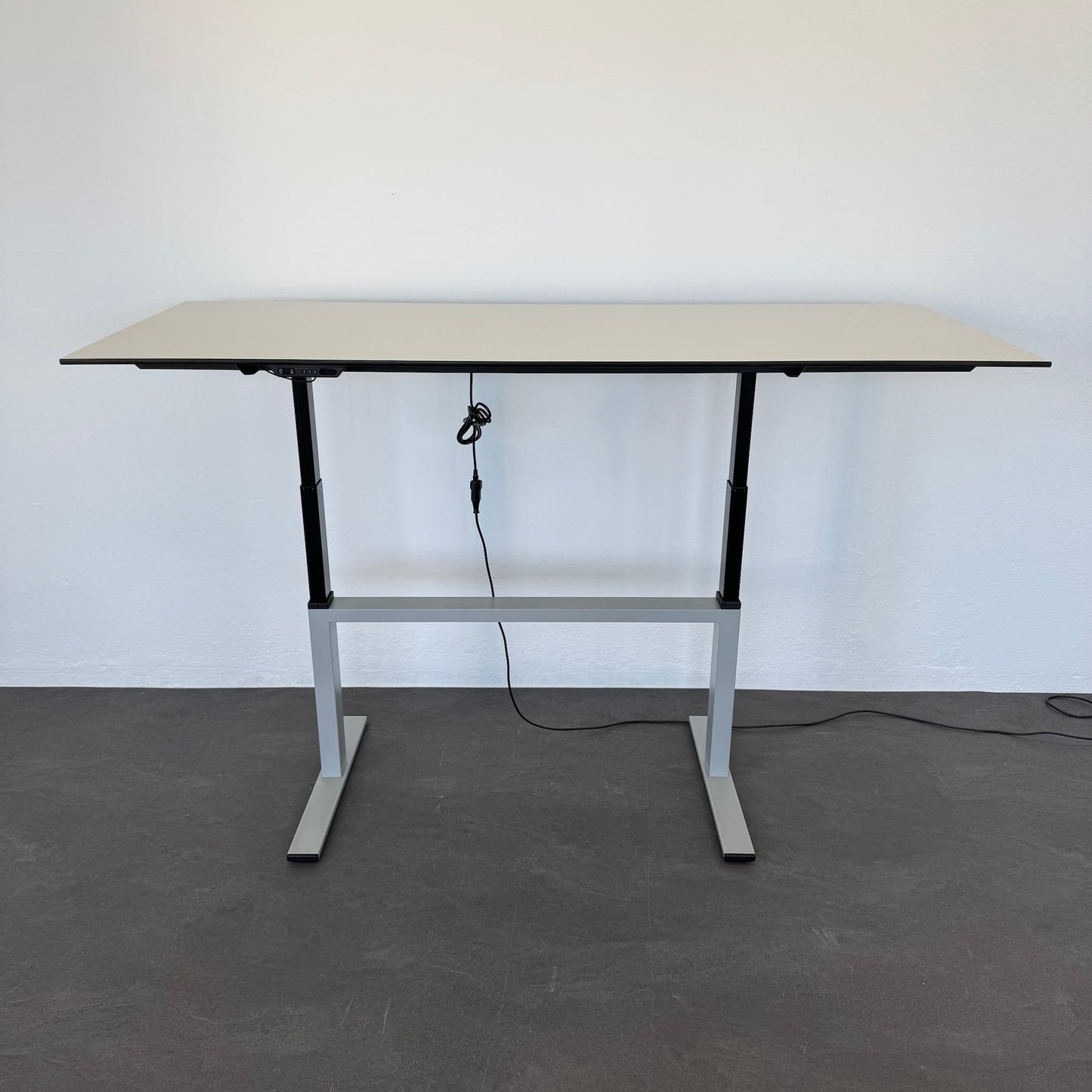 Lista Office LO Choice Sitz-Steh-Schreibtisch mit Vollkern HPL Tischplatte in Kieselgrau