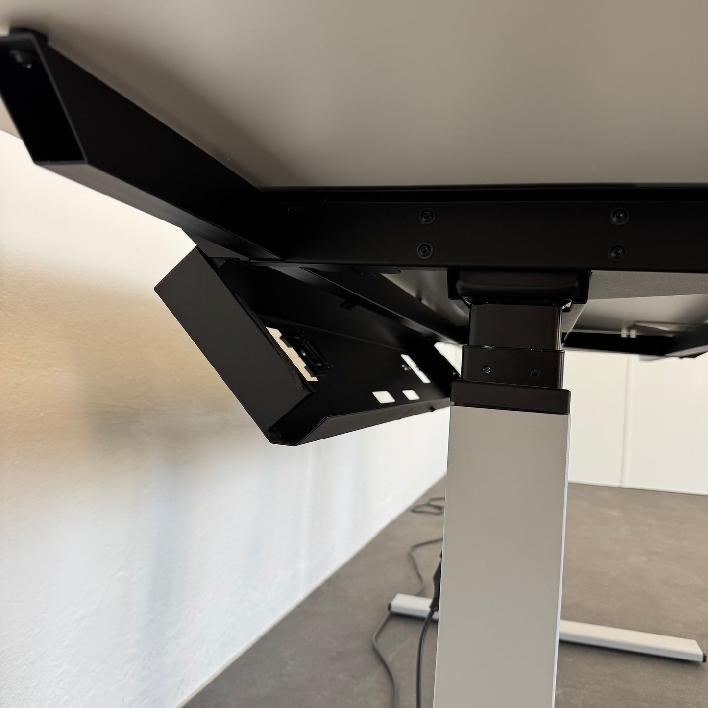 Lista Office LO Choice Sitz-Steh-Schreibtisch Detailansicht Kabelkanal