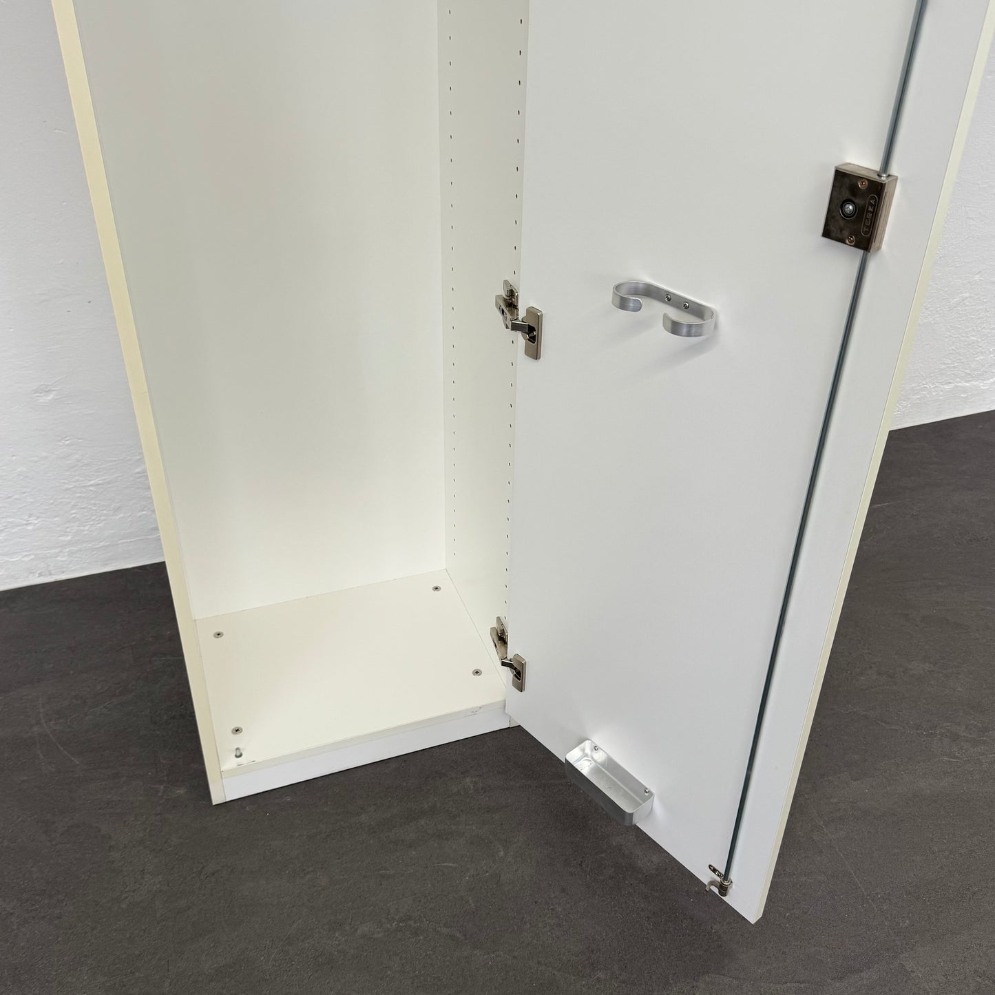 Zemp Classic Flügeltür-Garderobenschrank ohne Schlüssel