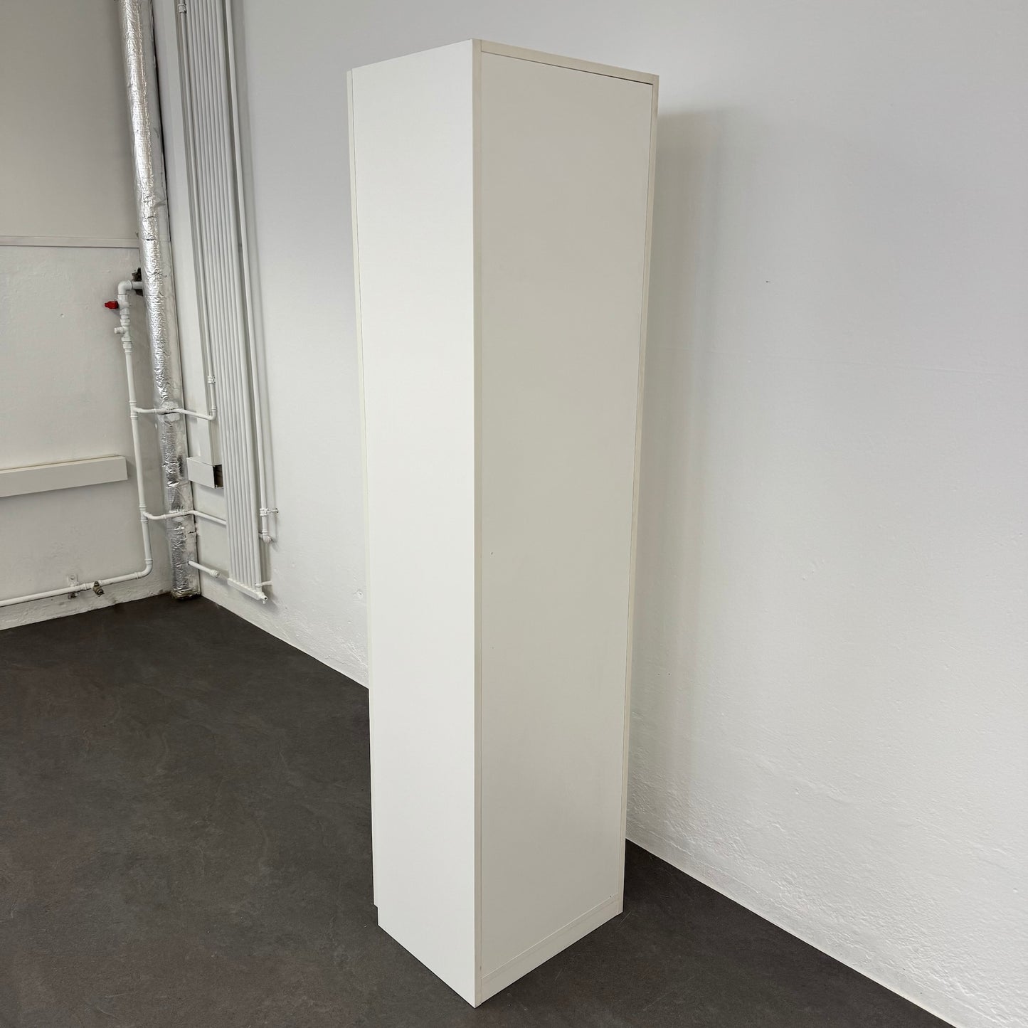 Zemp Classic Flügeltür-Garderobenschrank Ansicht von der Seite