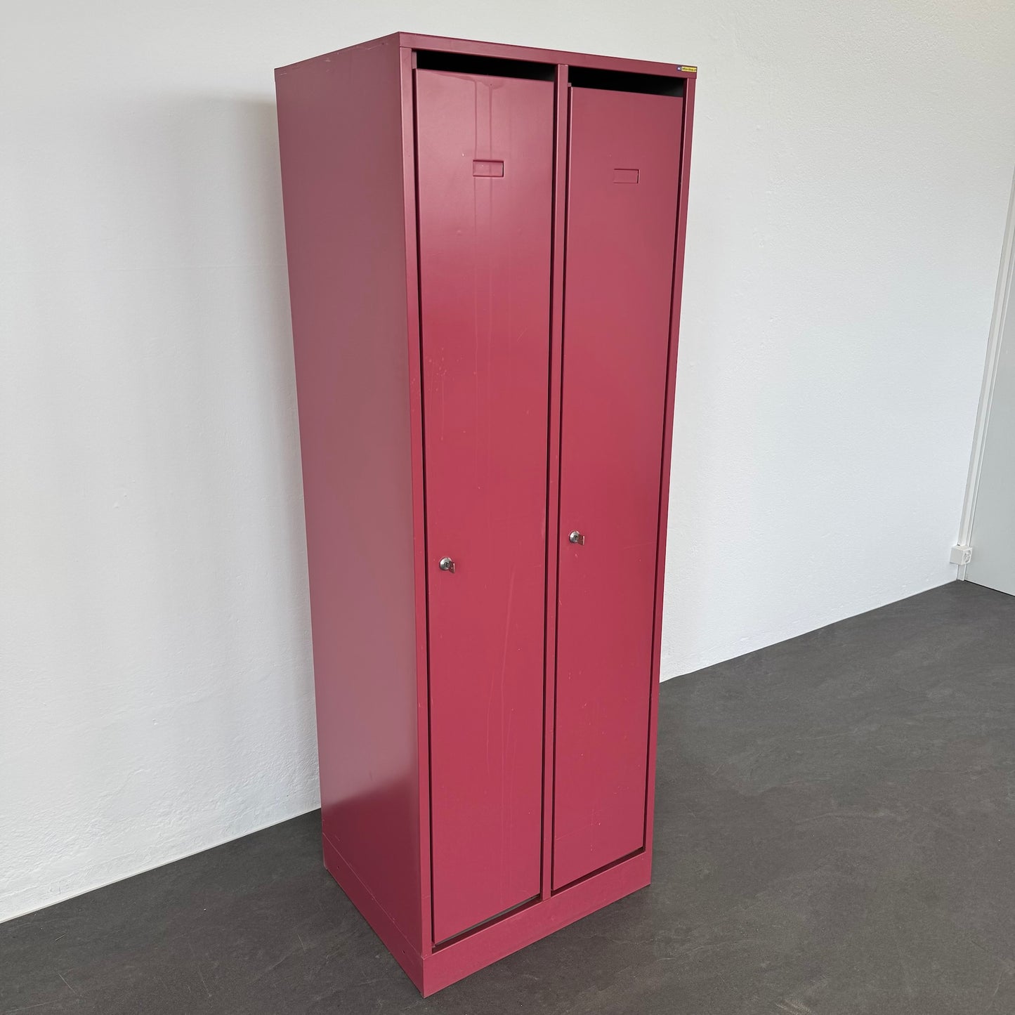 Lista Classic Garderobenschrank mit allen Abteilen geschlossen von links