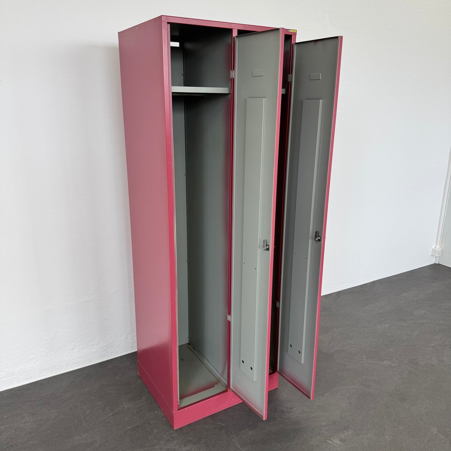 Lista Classic Garderobenschrank mit allen Abteilen offen von links