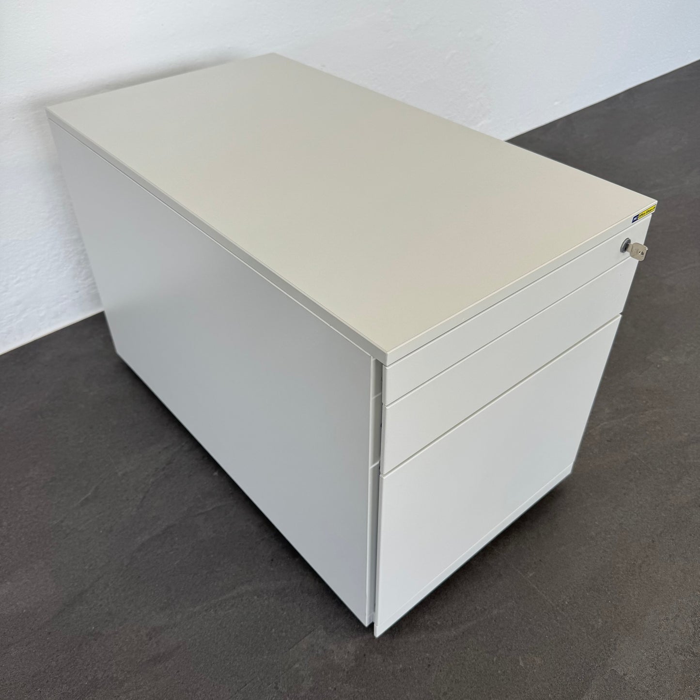 Steelcase IMPLICIT Roll-Korpus seitliche Ansicht von vorne