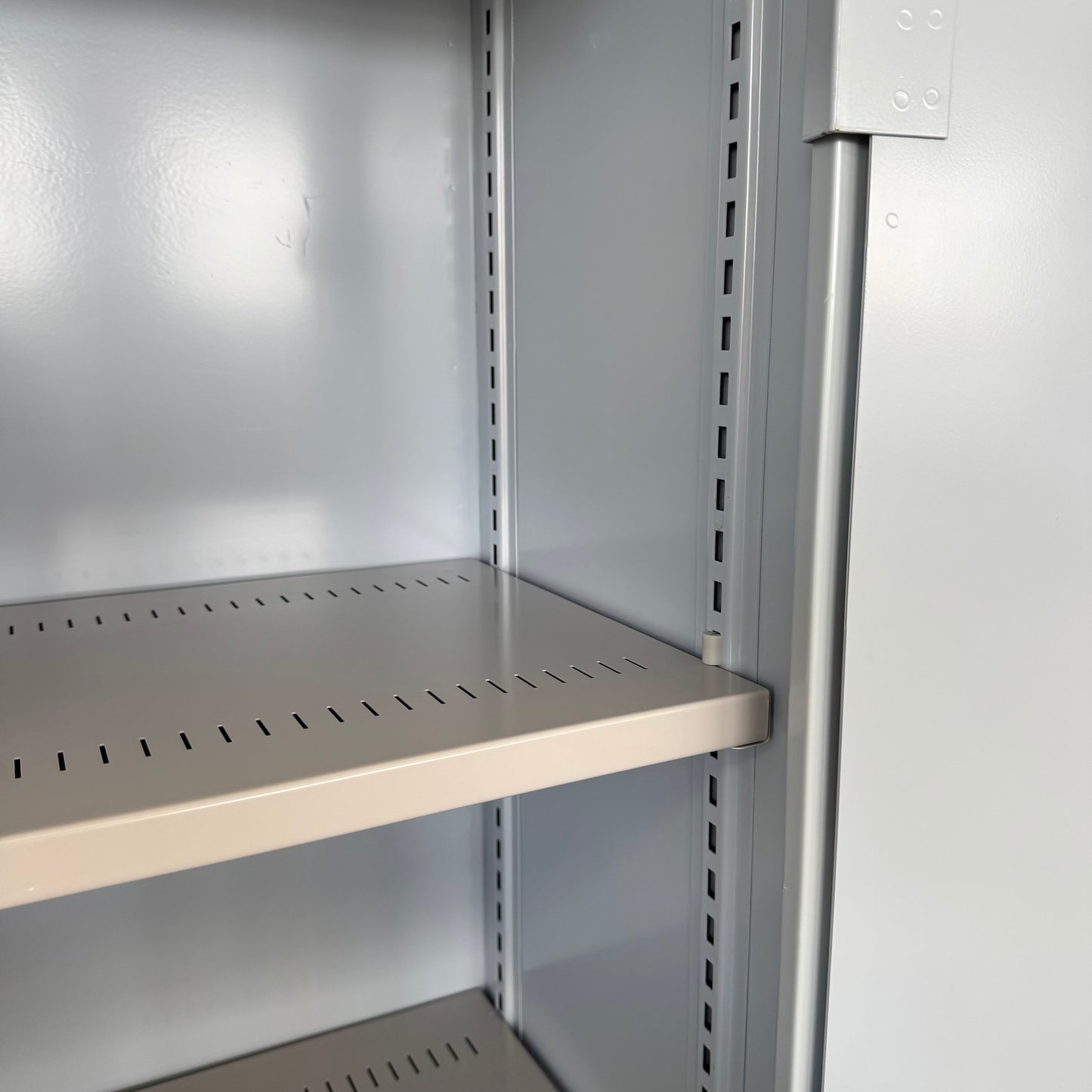 Lista Office Storage Flügeltür-Aktenschrank Detailfoto Fachboden