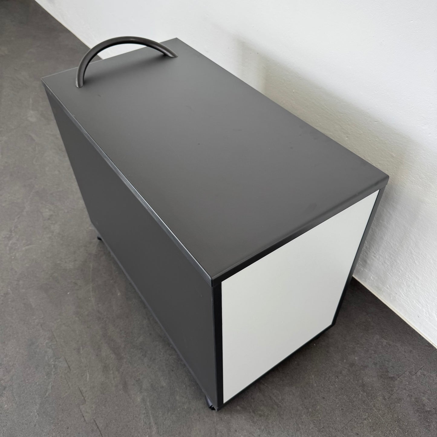 Elan Euroffice Unterstell-Korpus Ansicht von hinten