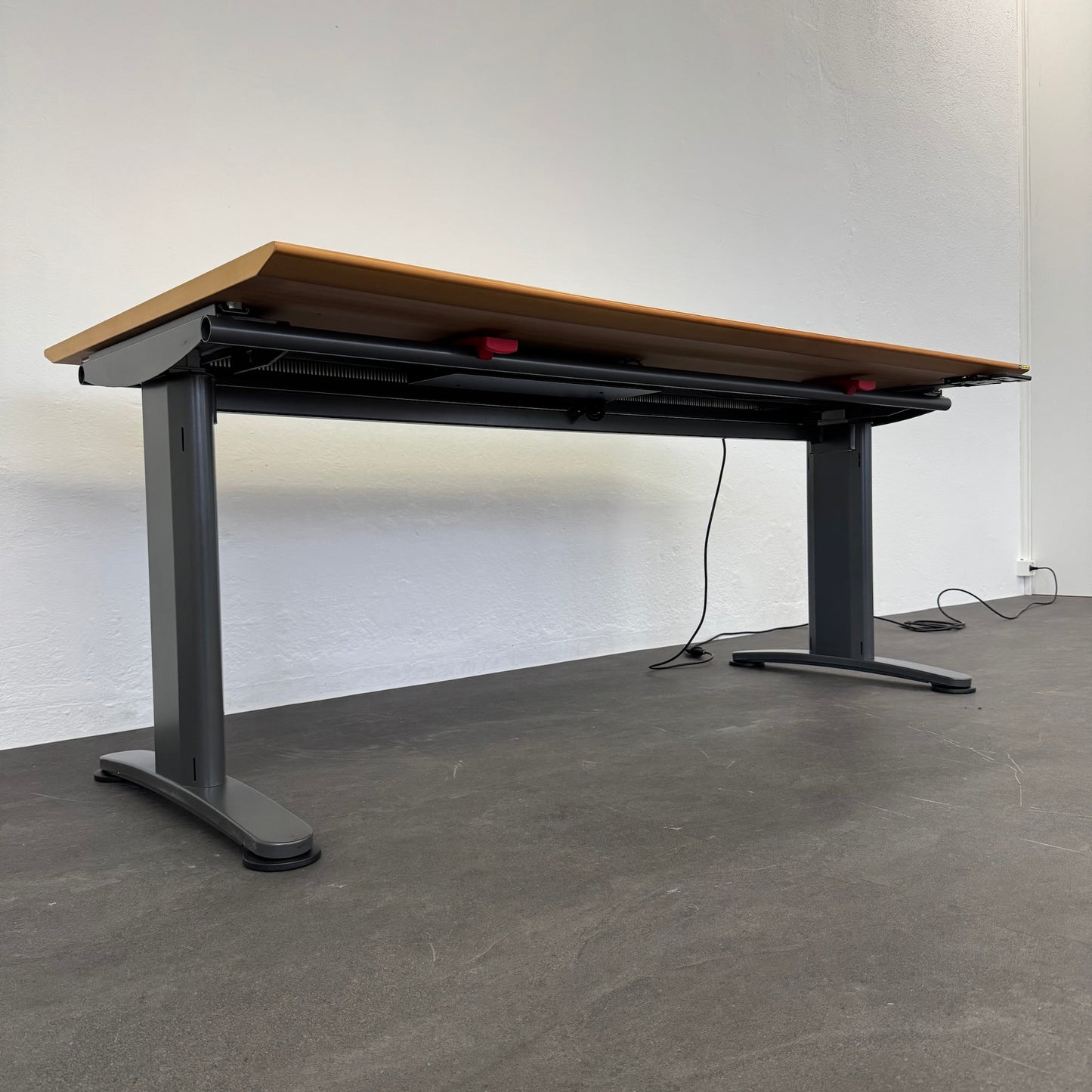 Ergodata System Desk Sitz-Steh Schreibtisch Ansicht von der Seite