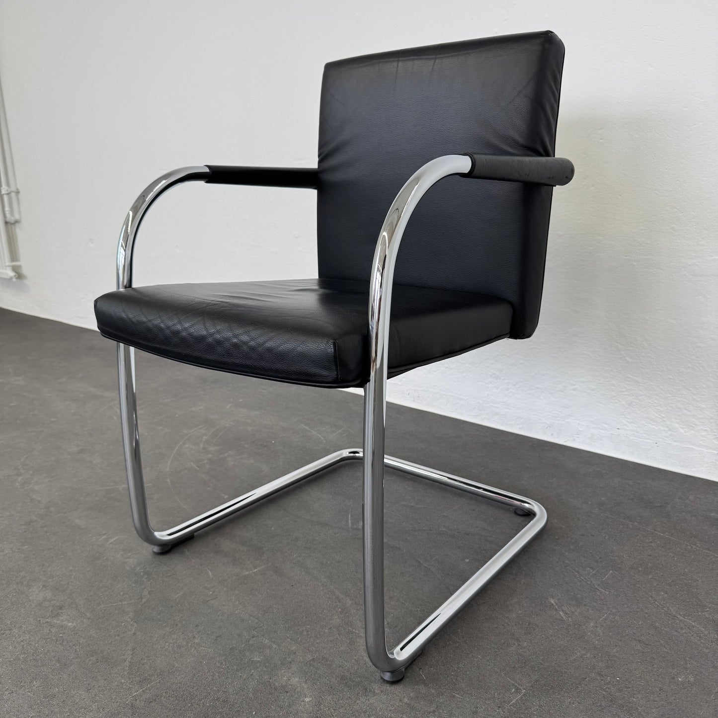 Vitra Visasoft Freischwinger seitliche Ansicht