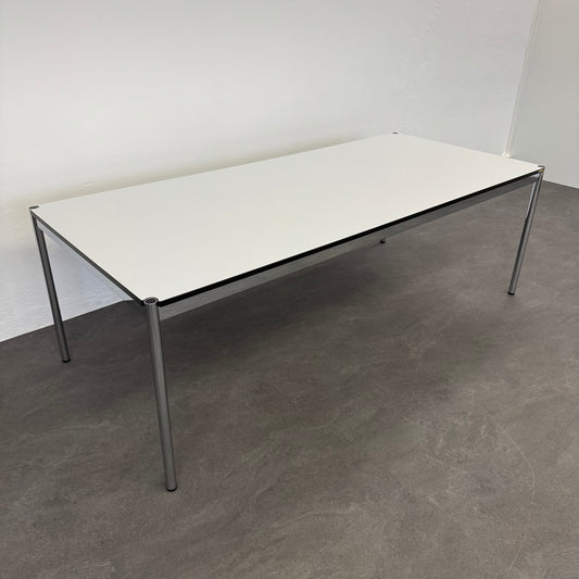 USM Haller Classic Sitzungstisch Tischplatte weiss mit schwarzer Kante