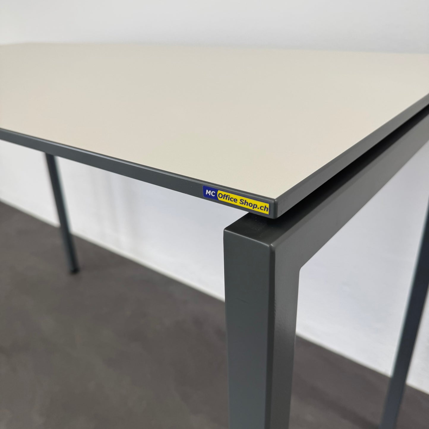 Lista Office Motion Steh-Sitzungstisch Detailfoto Tischkante