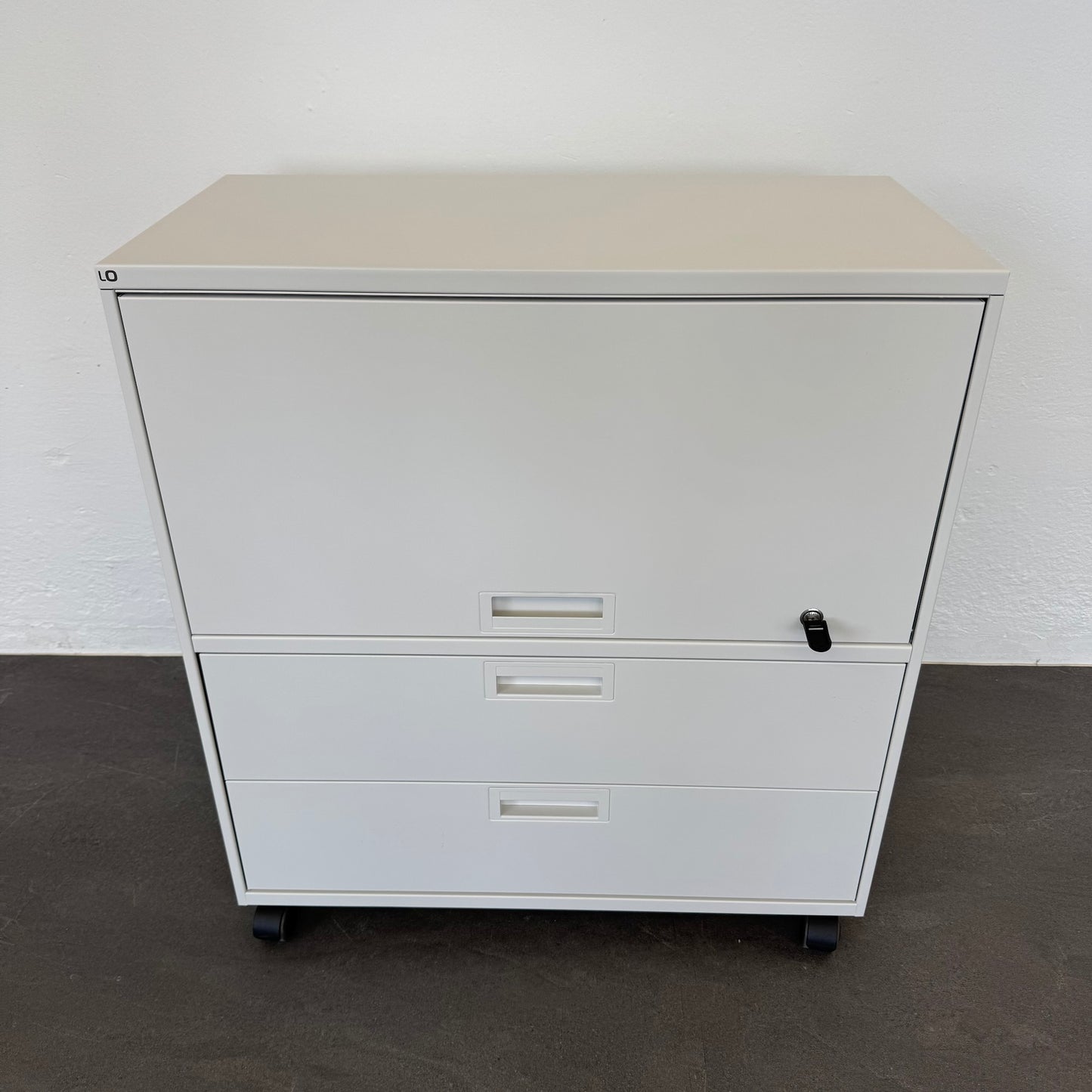 Lista Office Qub Sideboard auf Rollen in Weiss