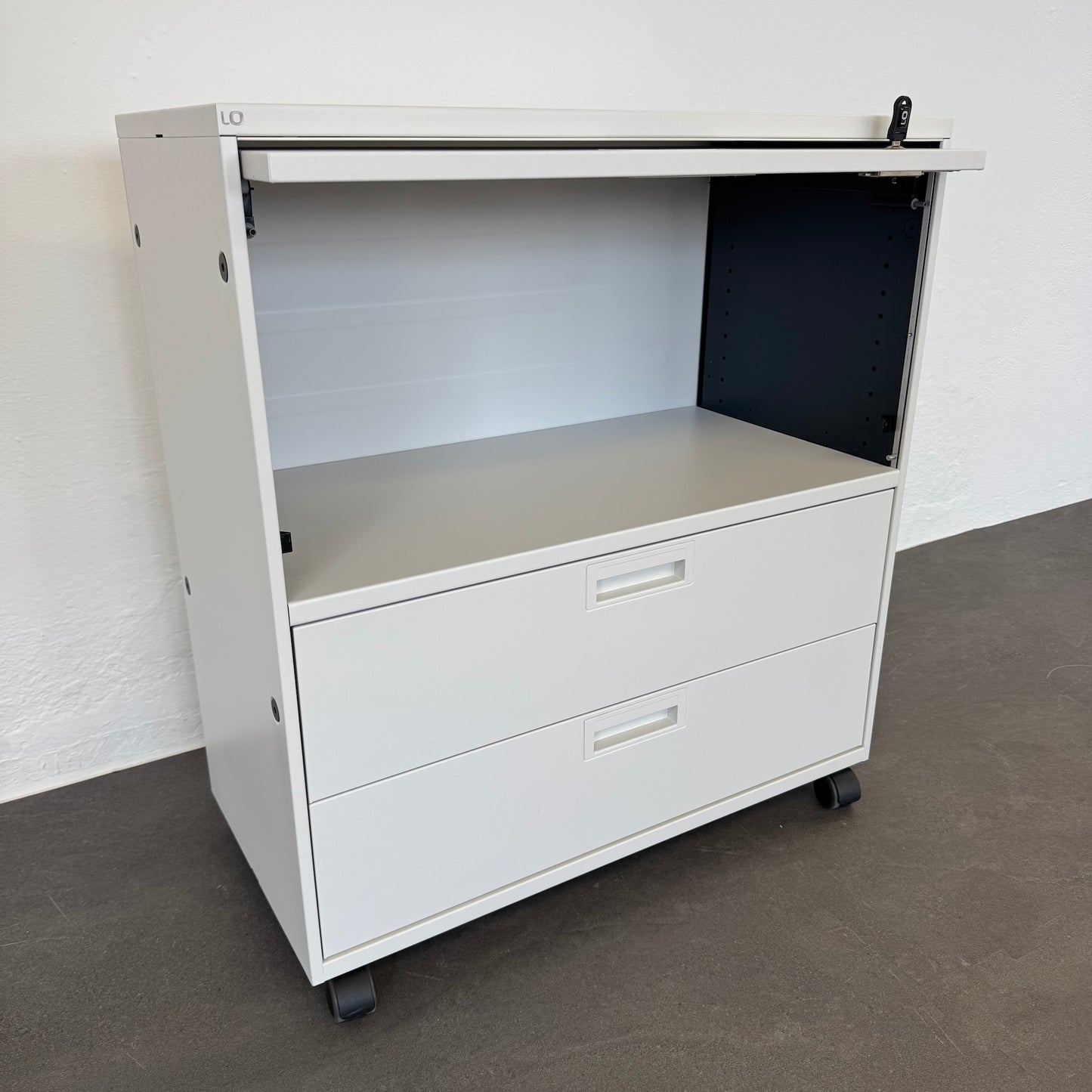 Lista Office Qub Sideboard auf Rollen mit Klappe offen