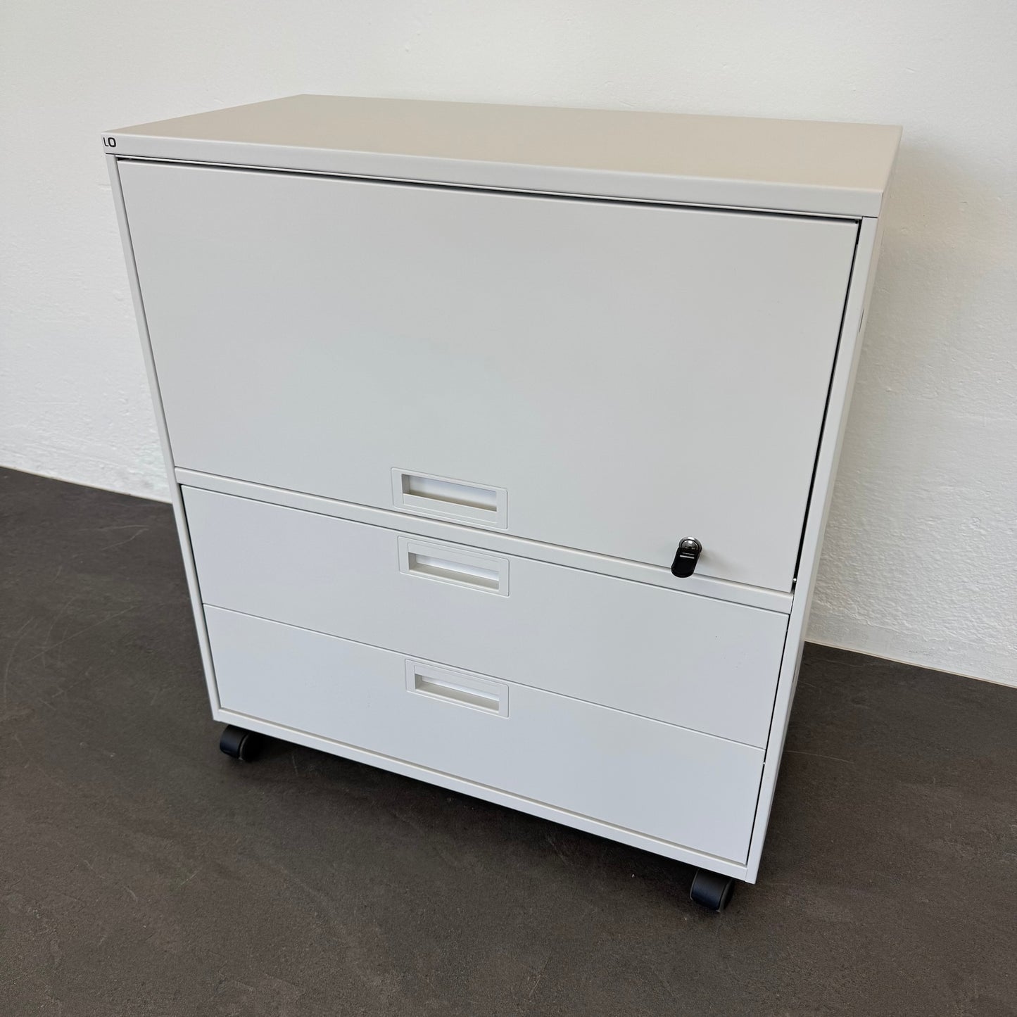 Lista Office Qub Sideboard auf Rollen mit Schlüssel