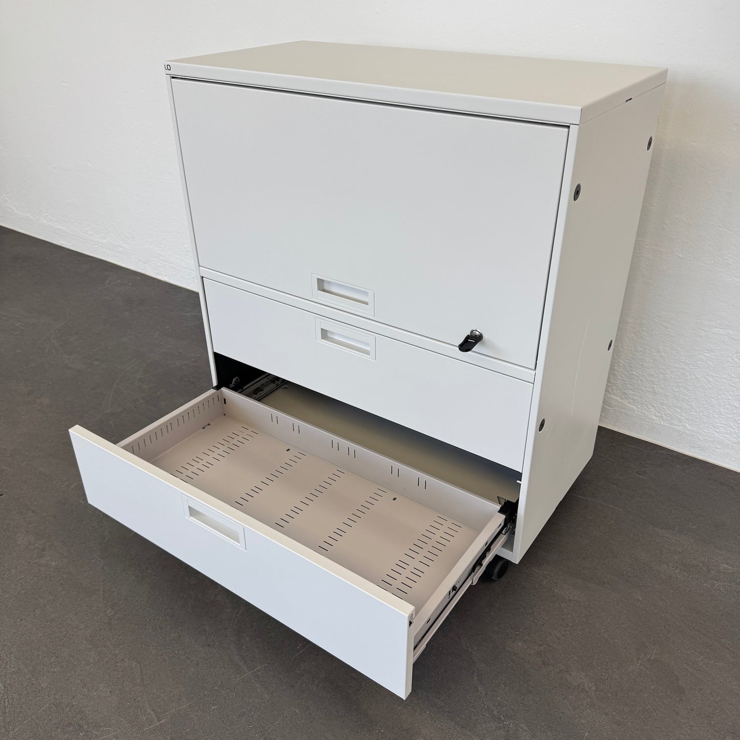 Lista Office Qub Sideboard mit Schublade unten offen