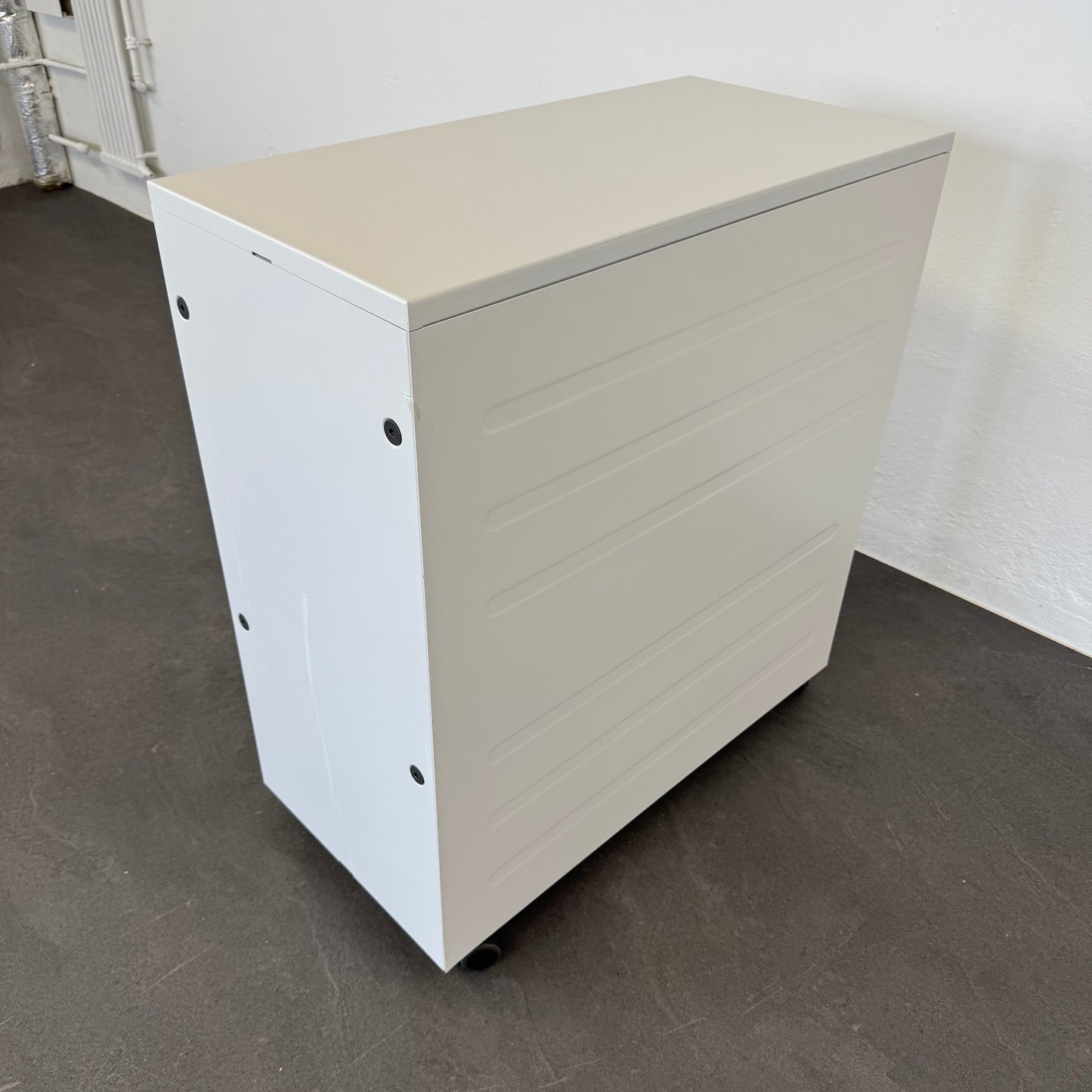 Lista Office Qub Sideboard auf Rollen Seitliche Ansicht